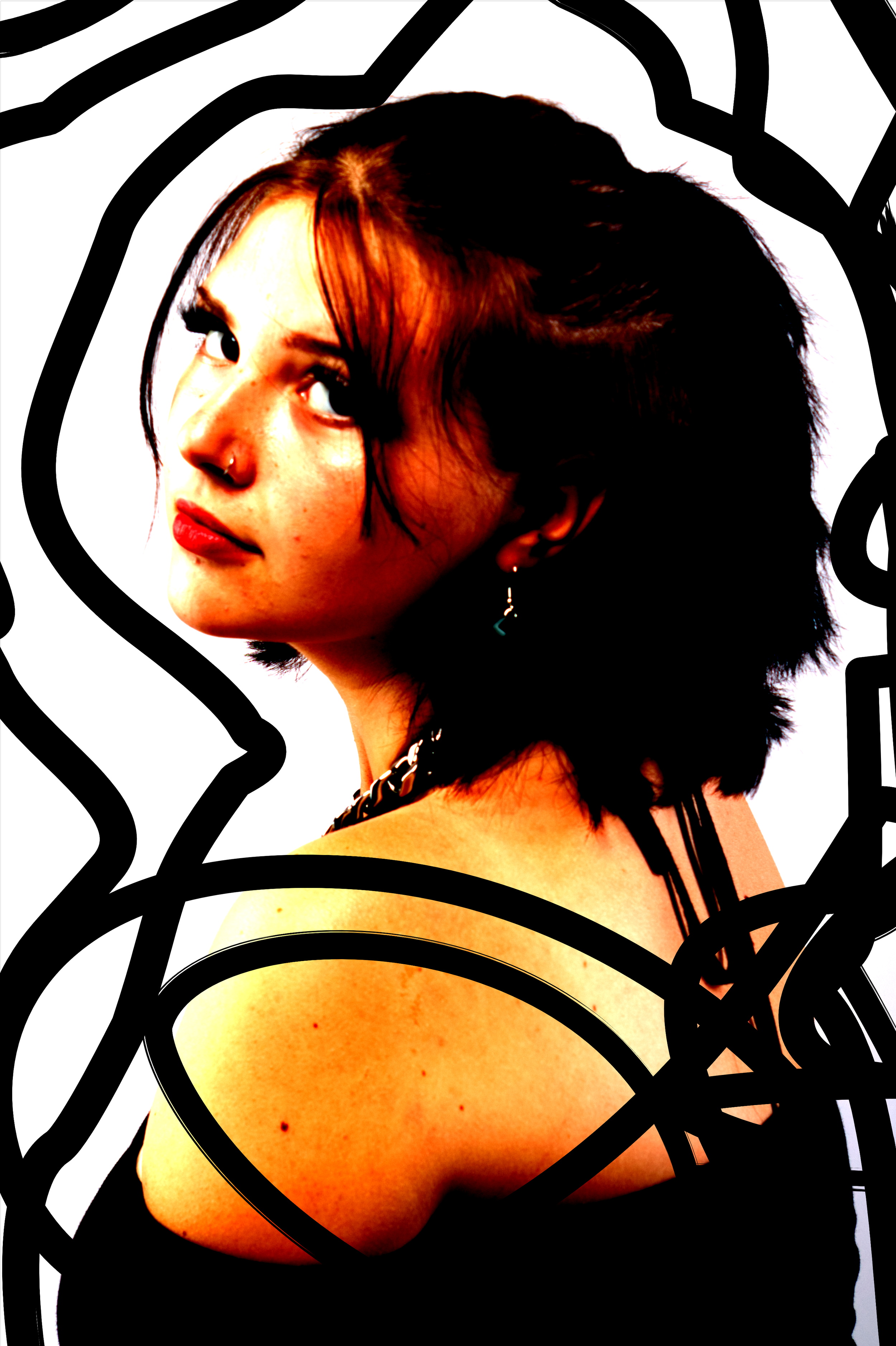 Porträt einer jungen Frau mit dunklem kurzhaarigem Haar, dezenten Piercings, rotem Lippenstift und E-Ohrringen, umrahmt von schwarzen Linien vor weißem Hintergrund.