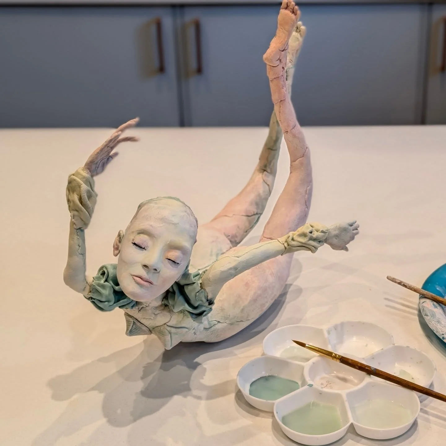 When the music unconsciously inspires your colour choices ...
In my happy place, glazing in the kitchen listening to the dreamy @auroramusic... Thank you @anjimack for the introduction. 🤍🩷💚
#ceramicartist #figurativeceramics #inspirationalmusic