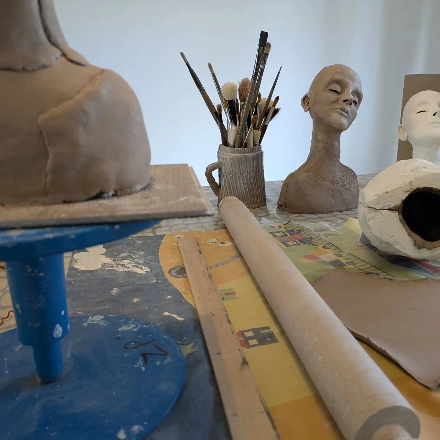 New work in progress.... 

#ceramicartist #ceramicsculpture #figurativeceramics #figutativesculpture