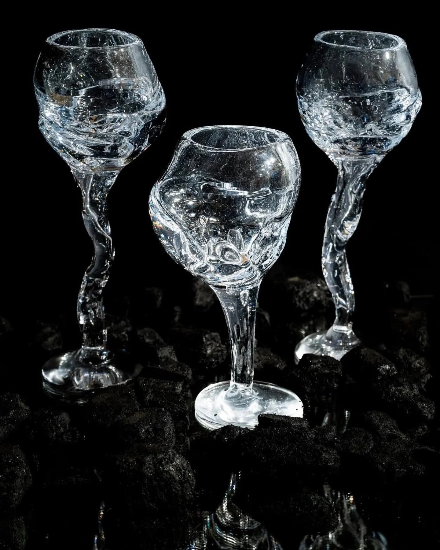 | This season, the tablescape becomes the quiet protagonist. No longer a backdrop, it is the stage, a place where design, ritual, and atmosphere converge. A considered table rejects excess; it thrives on restraint. A few sculptural pieces, chosen del