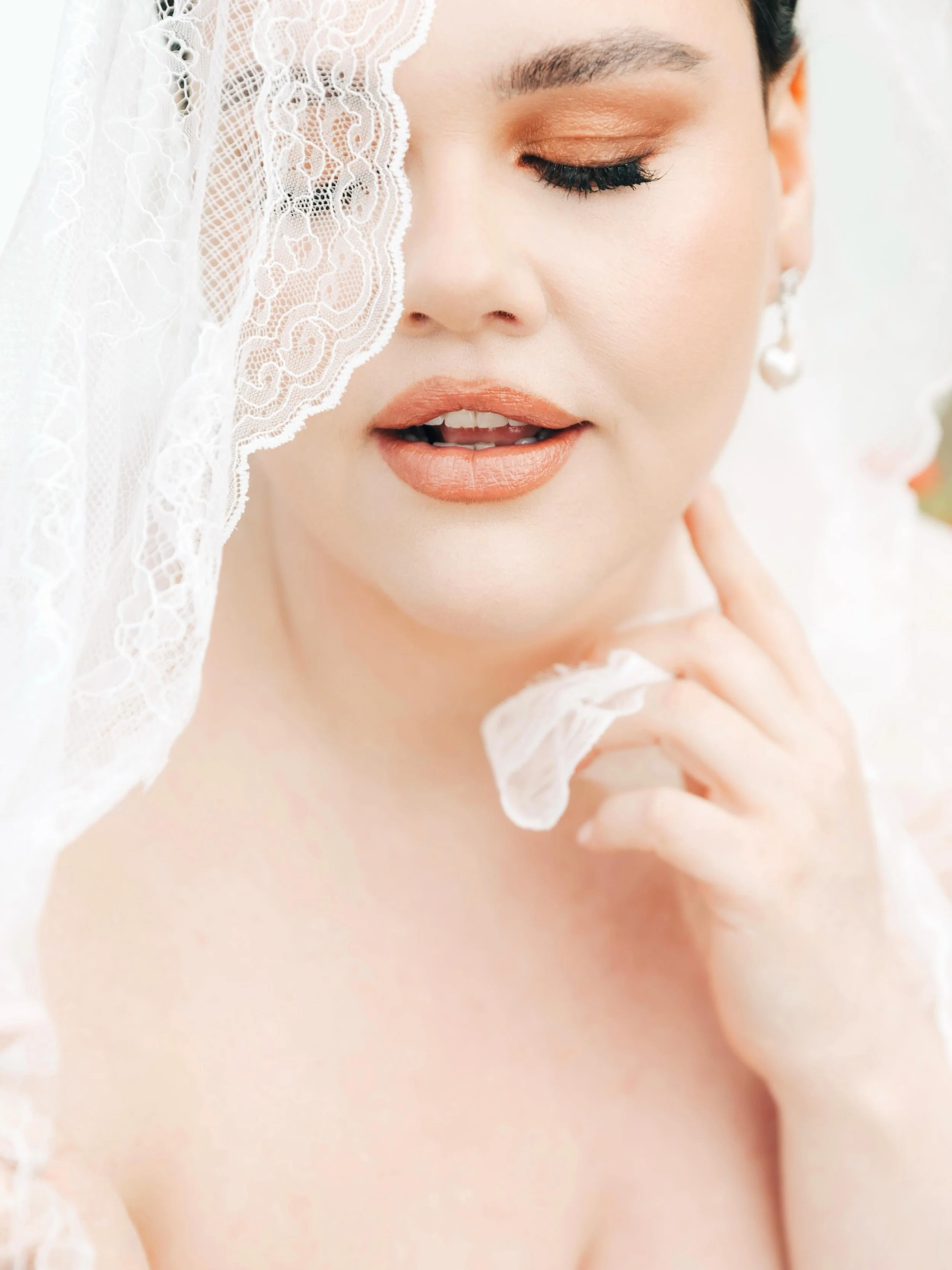 Veils, capes and confidence. 
That&rsquo;s all the essence of this look from photoshoot with @unbridaledb last month.

📸 @lenasabala 🤳 @sonacontentcreation 💐 @floralmenagerie 🧁 @honeybeessweettreats 💇🏼&zwj;♀️ @lovehairglasgow 💄 @alisag.mua 👑 