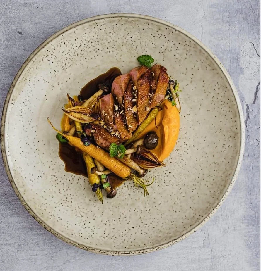 Mediterrane Küche trifft auf fränkische Klassiker – mit veganen und Steak-Gerichten in Erlangen