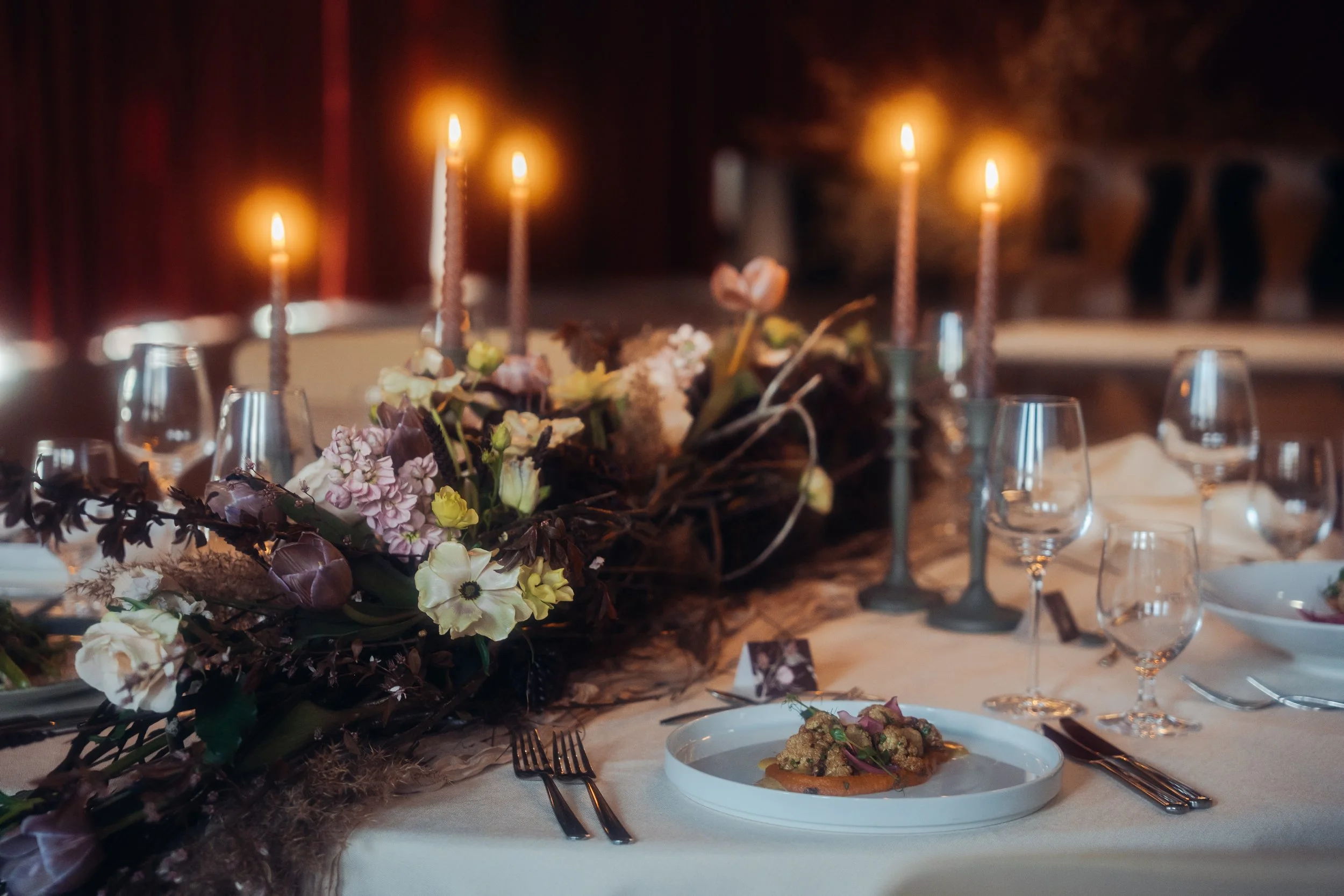 Fein angerichtetes, mehrgängiges Menü mit saisonalen Zutaten, edlem Porzellan und stilvoller Tischdekoration – kulinarischer Genuss auf höchstem Niveau