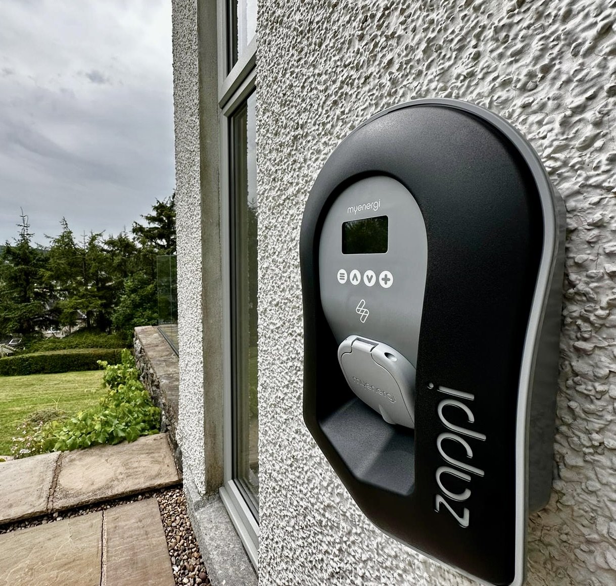 zappi-7kw-car-carger-lakes-solar.jpeg