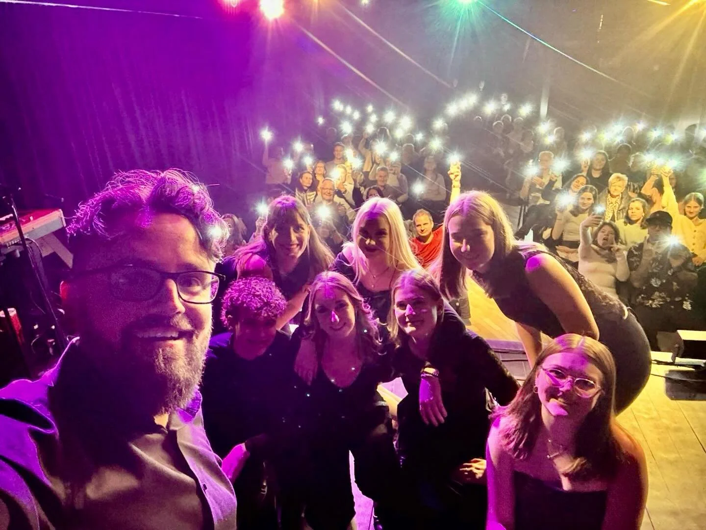 Einfach WOW! 
Wir sind noch dabei zu verarbeiten, was das f&uuml;r ein genialer Abend heute war😍
Unser erstes Konzert und dann gleich um 4 Pl&auml;tze "&uuml;berbucht" - das h&auml;tten wir nicht gedacht. 
Vielen Dank an alle, die heute mi