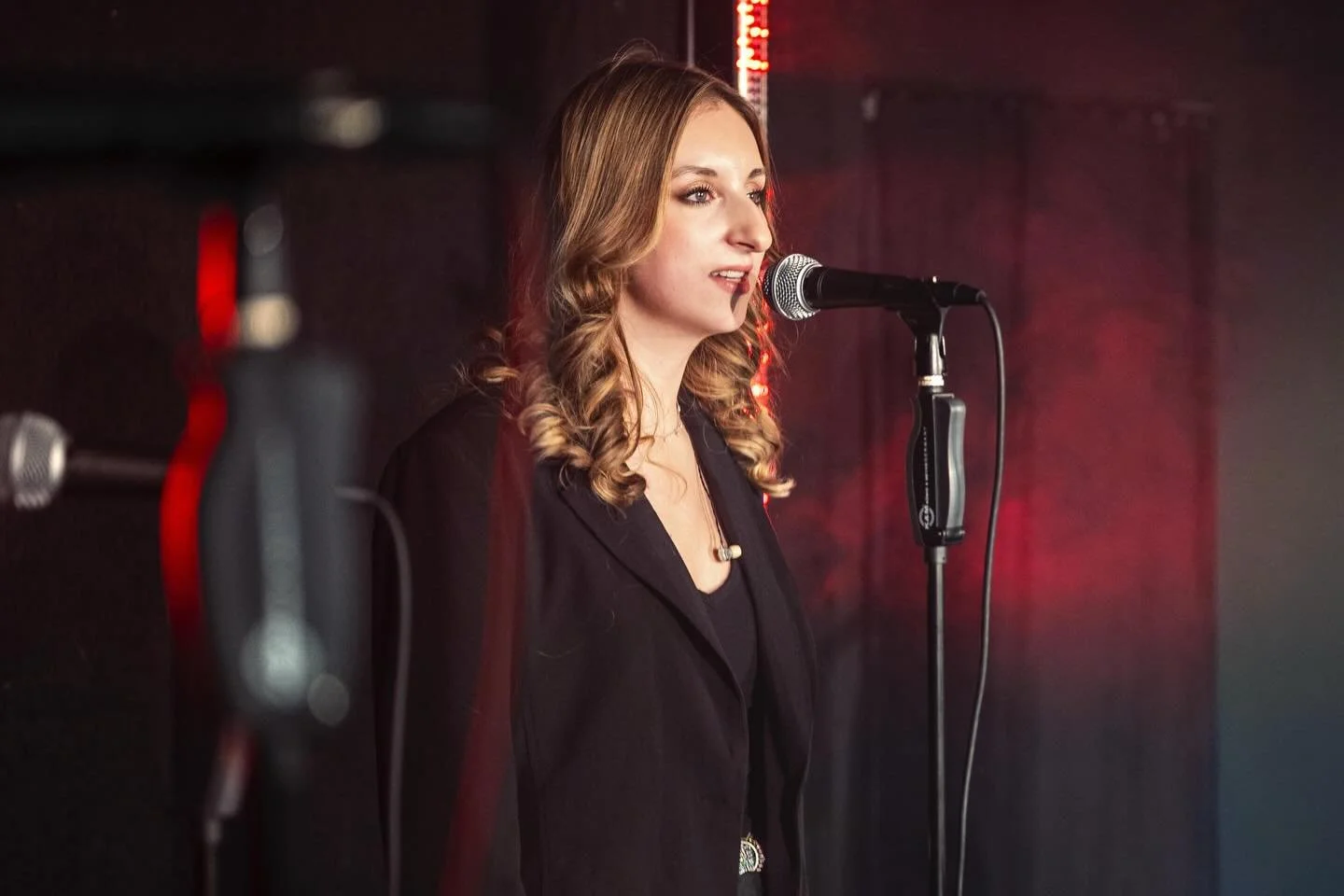 Auch wir von Modern Harmony w&uuml;nschen euch ein frohes, musikalisches neues Jahr⭐️
2025 war das Jahr vieler Neuanf&auml;nge f&uuml;r unsere Gruppe: 
Begonnen mit der Gr&uuml;ndung der Musikgruppe, bis hin zu ersten kleineren Auftritten in der @pfa