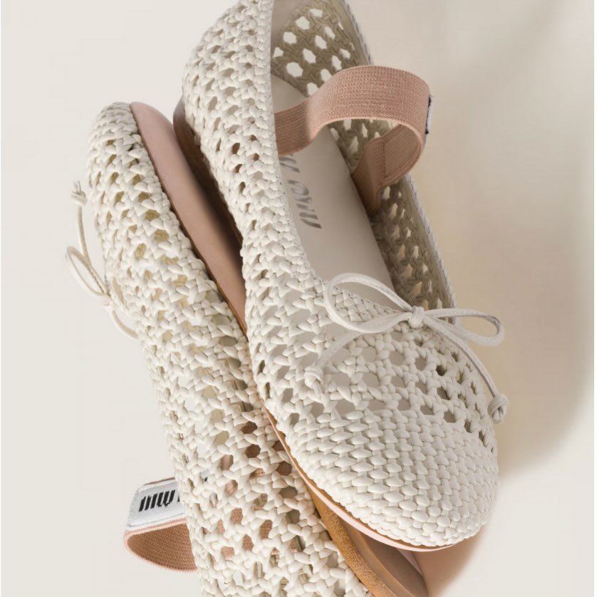 Balletcore, una tendencia con un estilo inigualable, arrasando en 2025.
Artículo disponible en www.casanonnaoficial.com
#casanonna #moda #mıumıu #simonerocha #mollygoddard