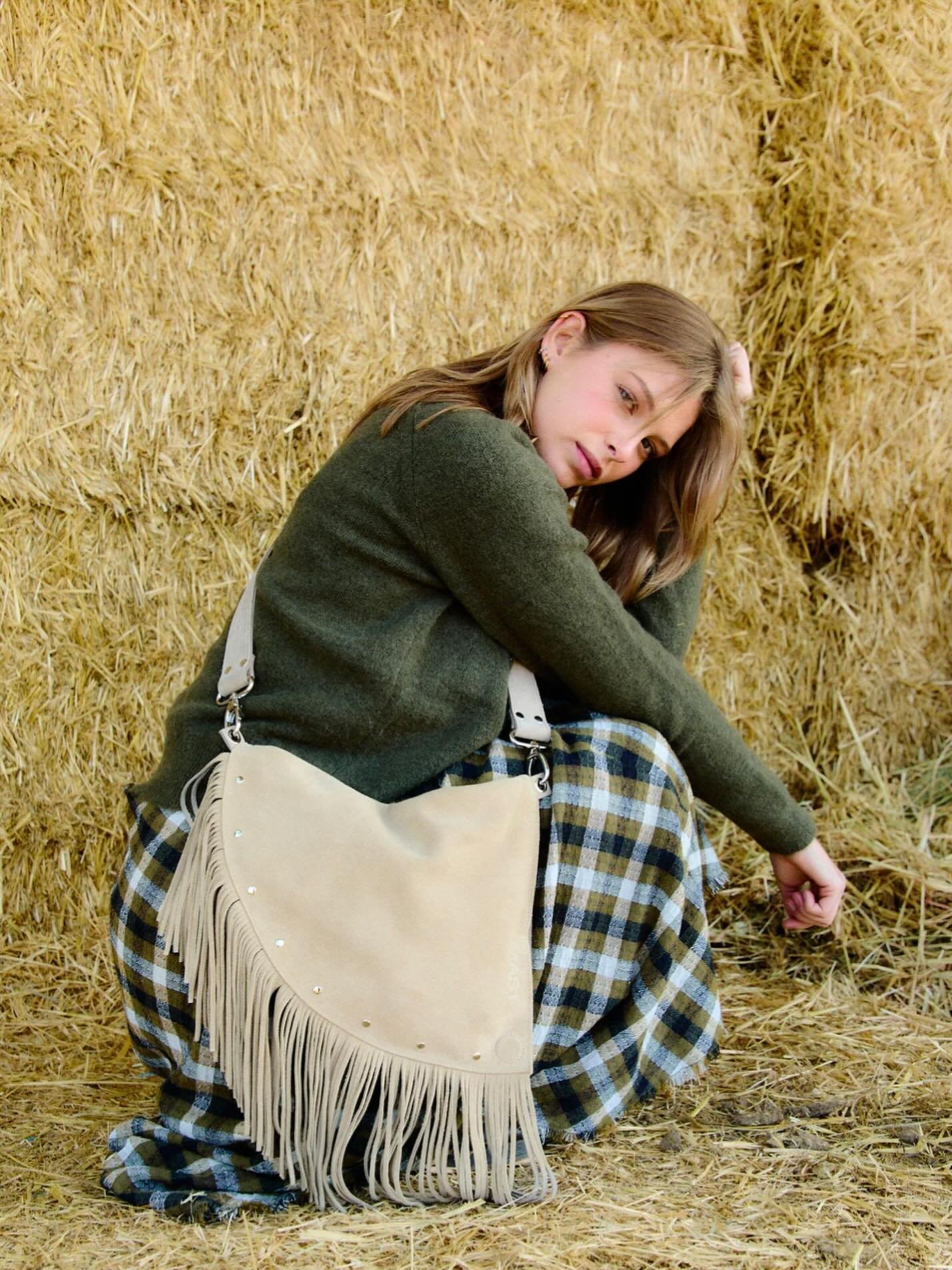 MAS1, la marca capaz de convertir cada bolso en una chispa de confianza que llevas contigo. @mas1__________
Artículo disponible en www.casanonnaoficial.com
#casanonna #moda #mas1
