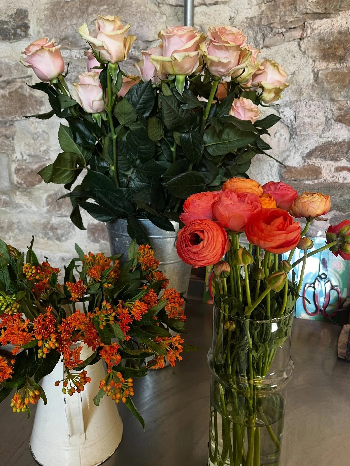 Still buzzing from yesterday&rsquo;s ✨ Spring Bouquet Workshop! ✨

Another fabulous day in the gorgeous @justwildbarn on such a spectacular spring sunny day!! Can&rsquo;t wait to share more with you soon but for now here&rsquo;s a little peak. 

Than