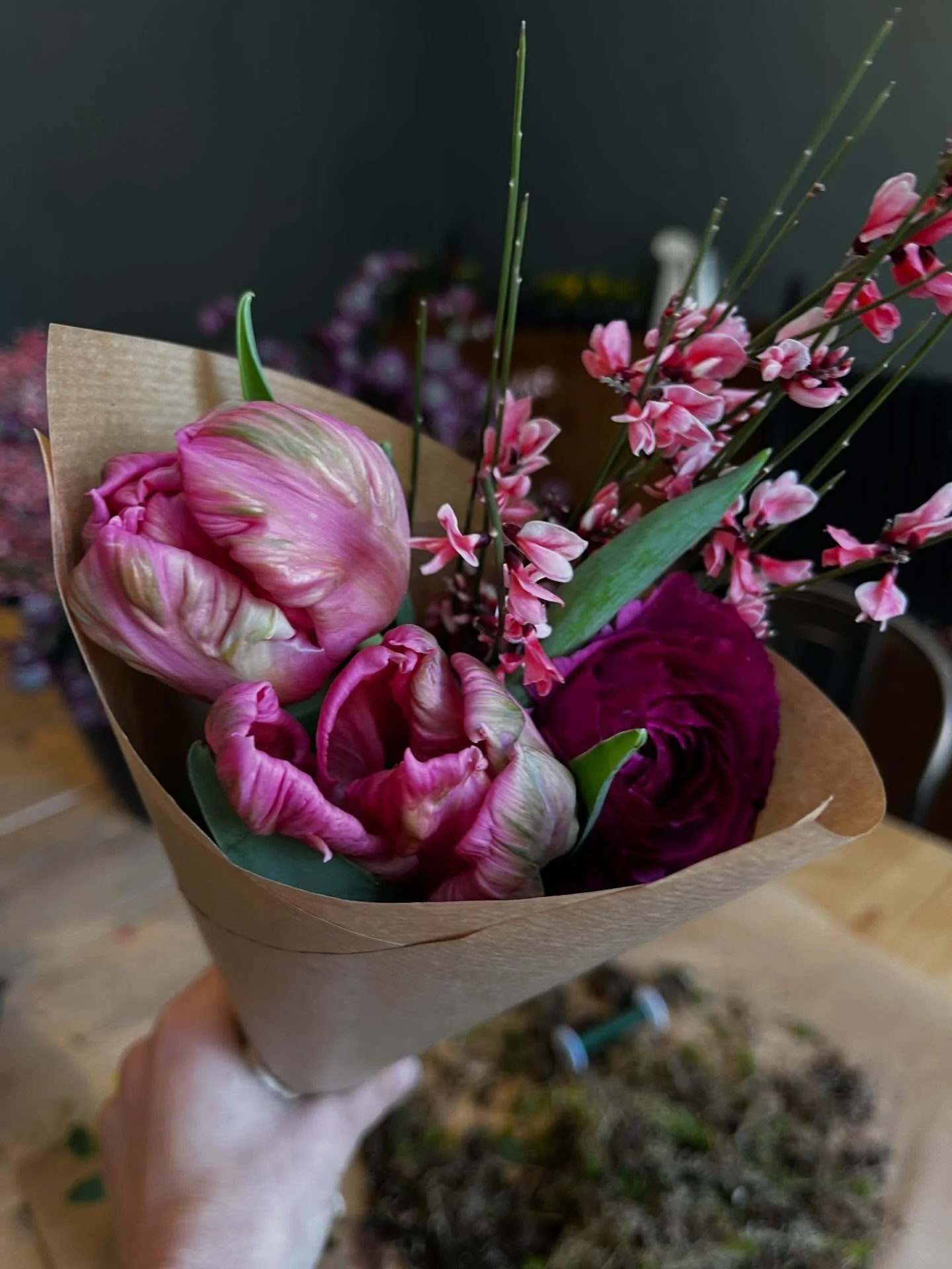 The art of wrapping!  Taking the simple and turning it into something special.  There are so many ways.  Want to learn how to wrap flowers beautifully? We cover this and much more on our workshops. 

Take a look&hellip; link in bio.

#flowerworkshops