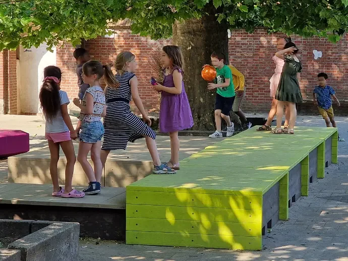 kinderen op de speelplaats