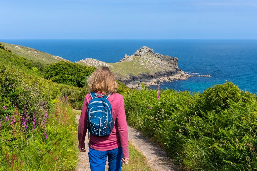 20230603-6790 Wanderin auf Wanderweg, im Hintergrund Gurnard's Head, cornwall, landschaft, landscape, seascape, ocean, meer, hiker, person, trail, path, weg, wanderweg, wandern