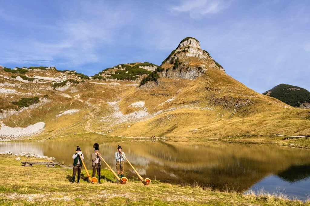 20221029-2572 Alphornbläser, Trio "Klangholz", vor Augstseee und Atterkogel