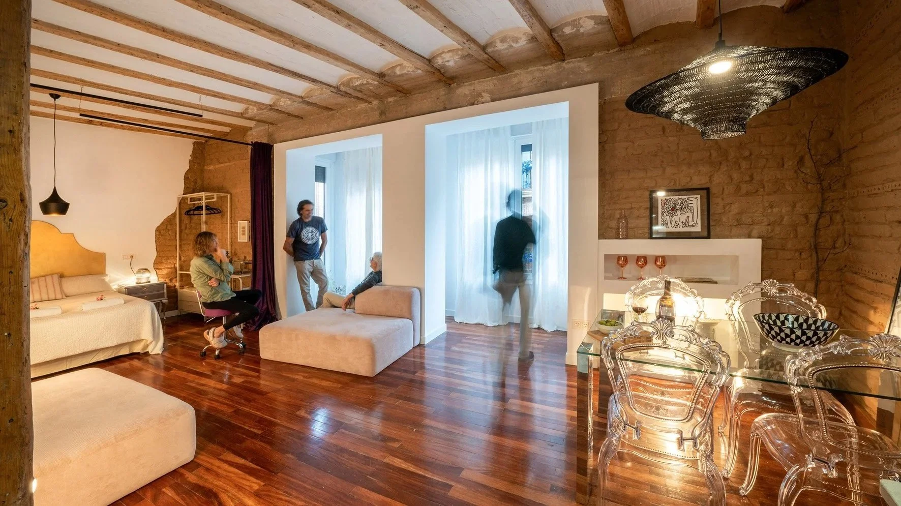 
Un edificio brutalmente desnudado en busca de funcionalidad y nobleza. Aquí el adobe calienta, la madera susurra, y la imaginación fluye con toques glamorosos dignos de una damisela o un rey.
