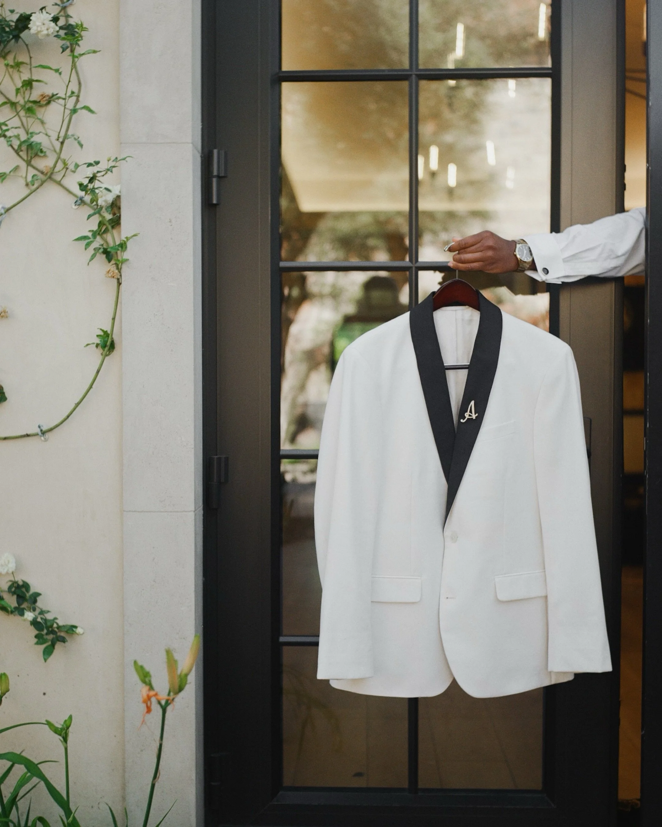 A moment for the groom, the details, and his groomsmen.

A little documentary and editorial mix, and how I navigate between these styles for the visual storytelling of your day 📔

▸▸ swipe to learn more (bc I&rsquo;ve been thinking for daysss on how