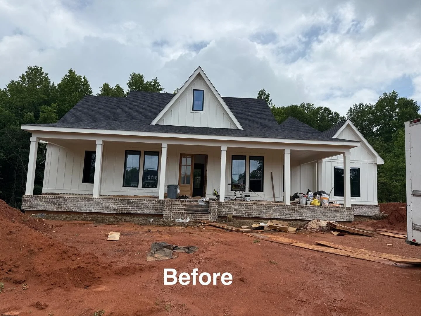 And this is what I do&hellip;Swipe for AFTER 🙌 When your yard looks like this, but you need it to be beautiful and no maintenance🌻I make your life easier and come up with a design plan just for you! Thank you @autumnwoodruff11 for asking me to help