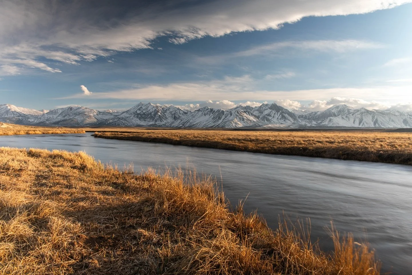 I think this might be my favorite view around here. There&rsquo;s something really calming about sitting by the river and looking at the snowy mountains.

#easternsierras #monocounty #owensriver #owenseivervalley