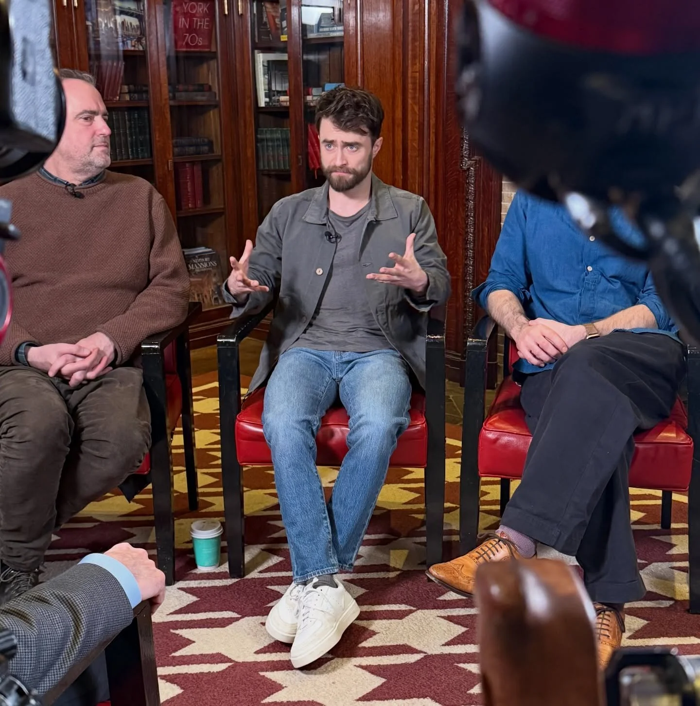Back in NY and right back in the mix. Quick 2-cam sit-down with Daniel Radcliffe. 

10 minute setup.

Cameras: @sonyprofilmmaking
Lighting: @litepanels 
Sound: @sonyprousa 

#sonyfx6 #litepanels #