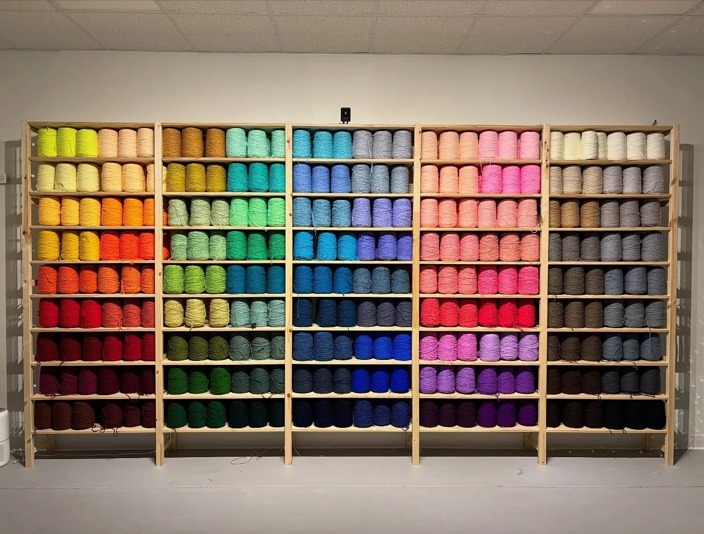 Halloween Rug Season! 🎃 👻 💀 🍭 
Weekday classes have been added! Go check it out and secure your spot today! ☕️ 🧶 

#diy #doityourselfproject #crafts #wylie #wylietx #workshop #funthingstodo