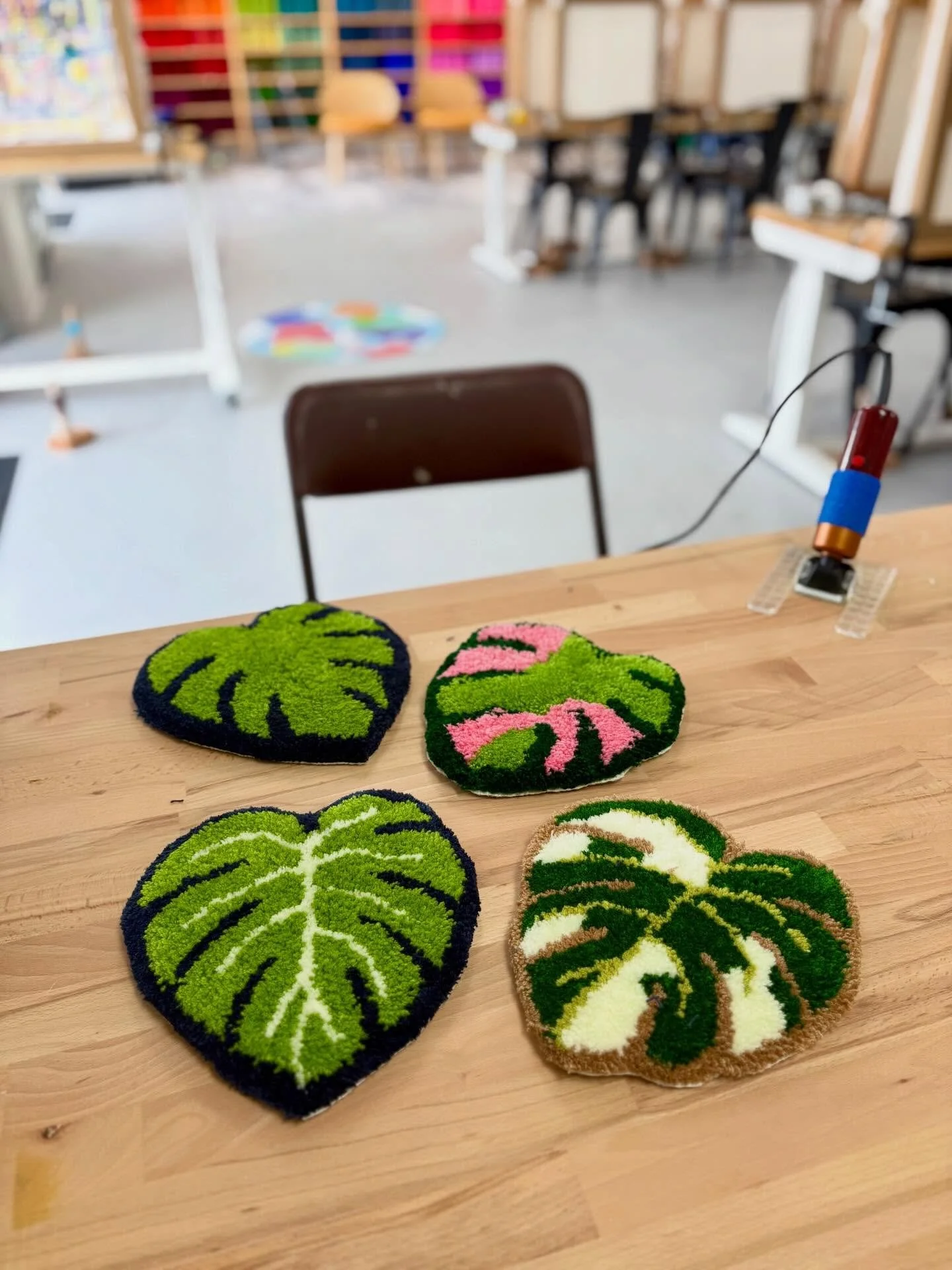 These pop up monstera leaf came out so cute!!! Swing by the shop this week make your very first monstera leaf rug! 🍃 

#funcraft #wylietx #rugtufting #mothersdaygiftidea