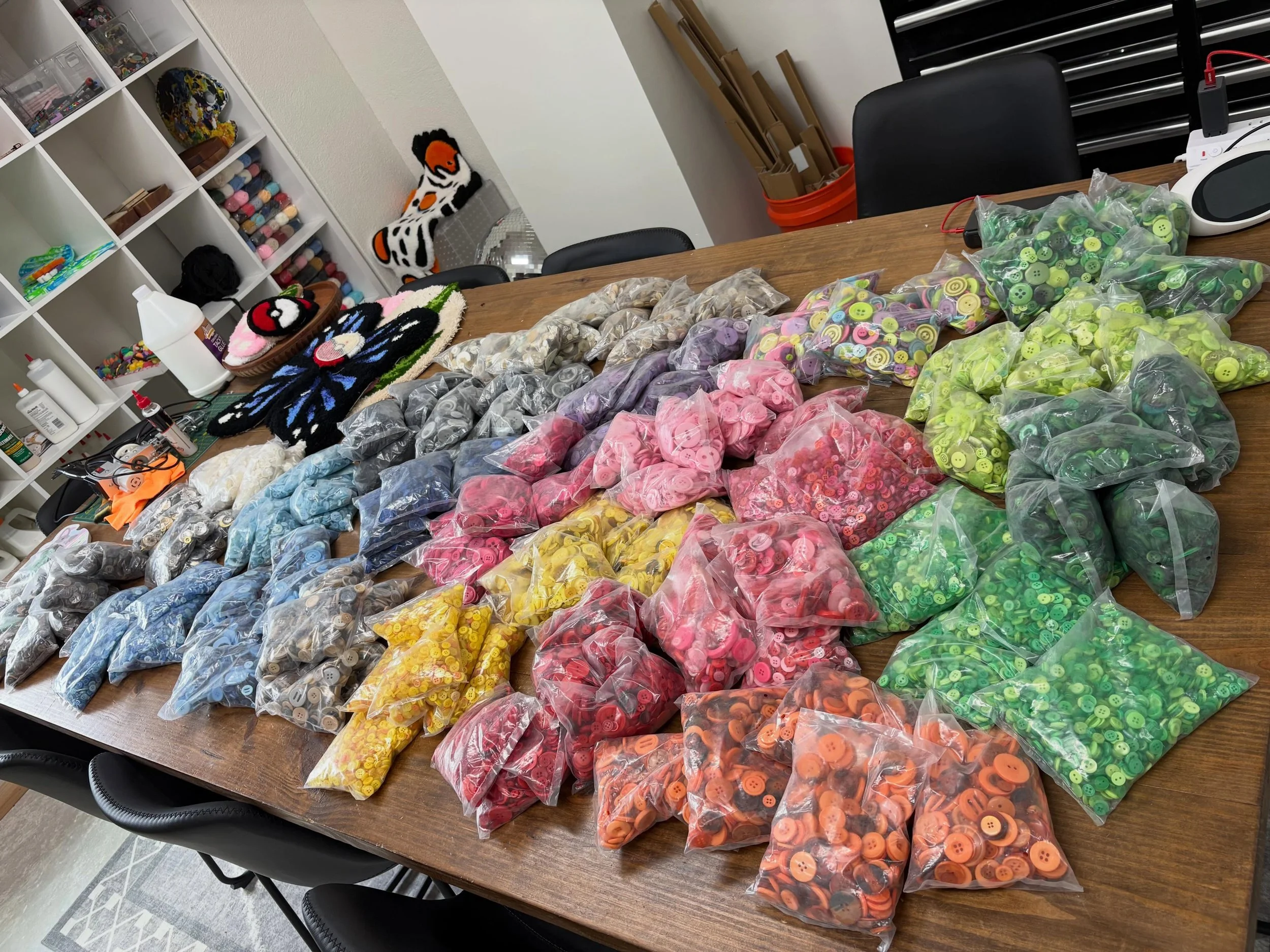 I accidentally ordered 100 lbs of buttons&hellip;. Where all my crafty friends? 
We need to come out some button art workshop 😆

#tuftworlddfw #artspace #artteacher #wylietx #funcraft