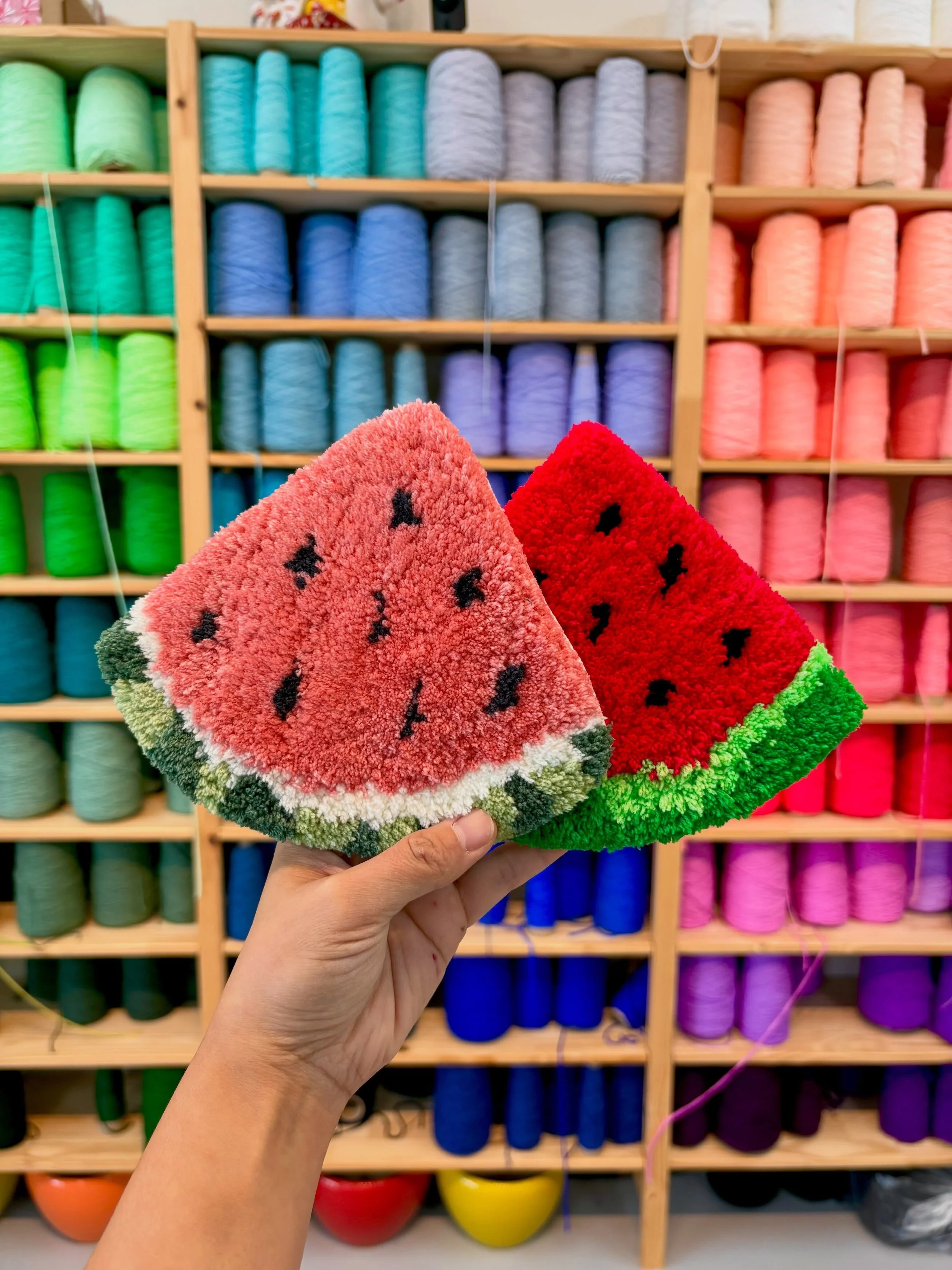 Tuft a micro watermelon rug in a hour 🍉😋

#rugtufting #funcraft