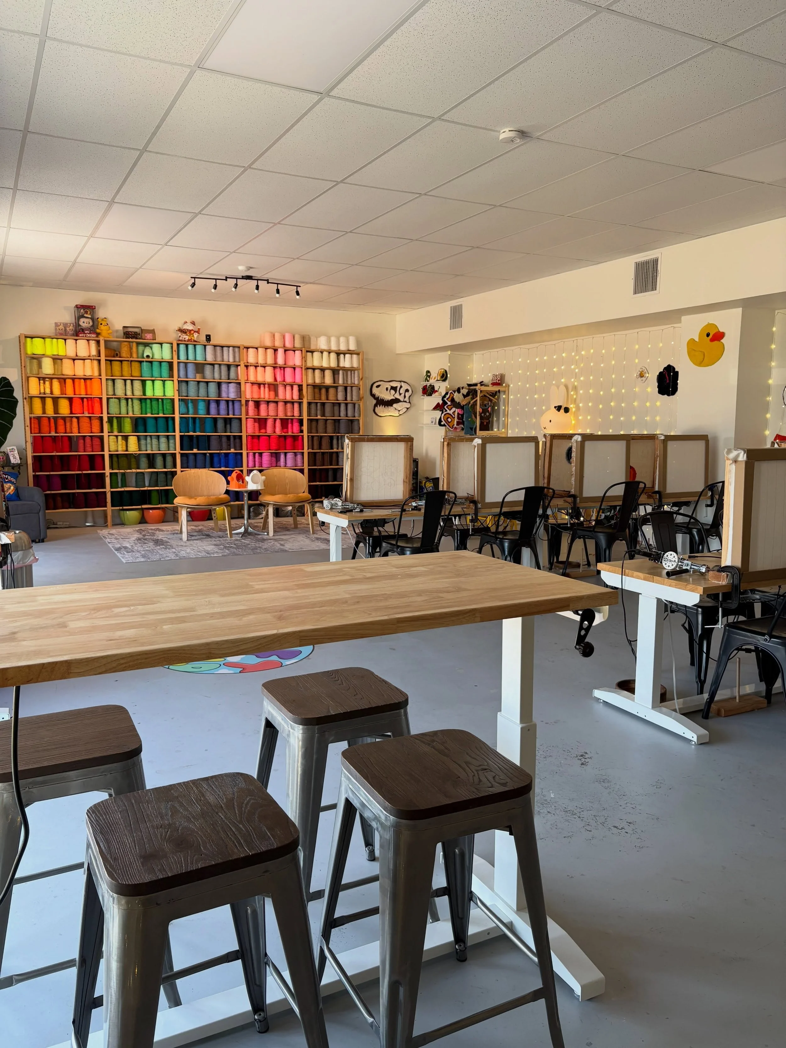 Happy Monday everyone! 🧶❤️

#artspace #creativespaces #yarnaddict #rugtufting