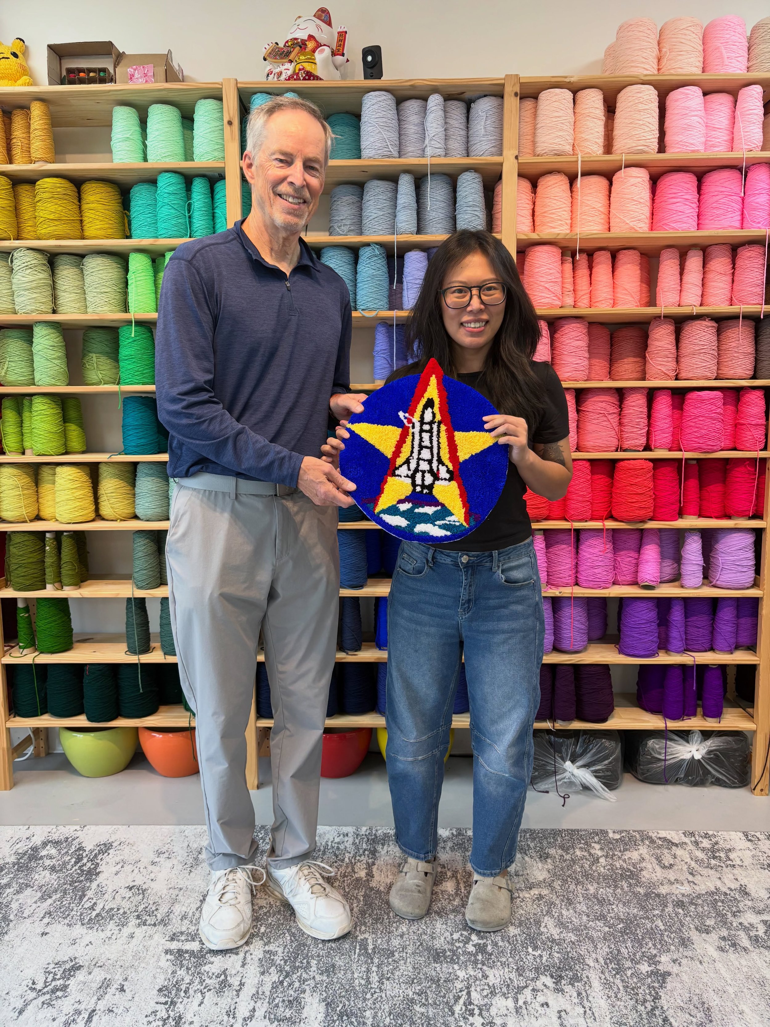 🚀✨ Definitely a fangirl moment at Tuft World!

I had the honor of meeting former NASA astronaut Mr. Wetherbee, who flew on SIX space missions and commanded five of them 🚀

And the coolest part? He turned his mission patch(STS-52, 1992) into a TUFTE
