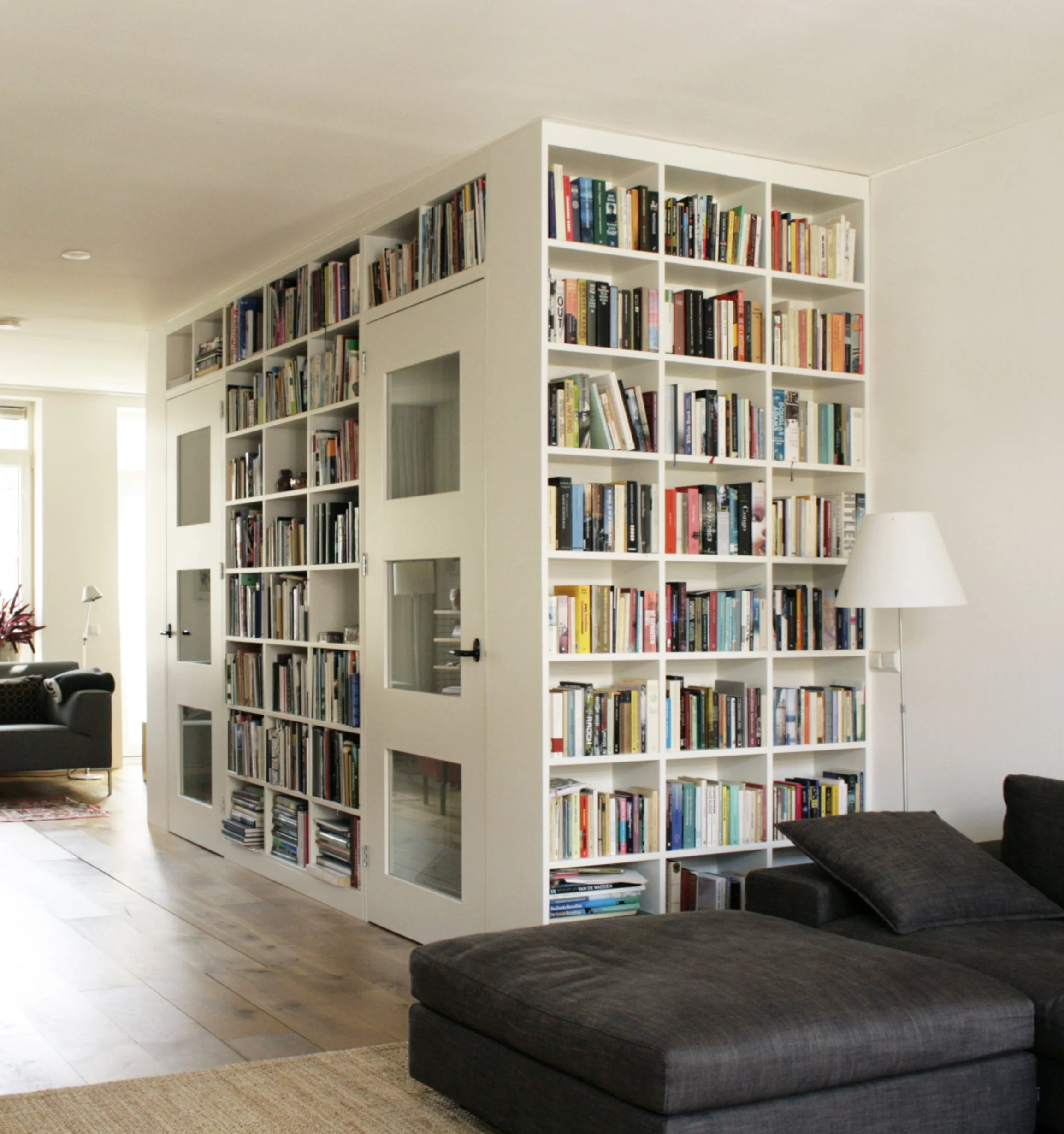 boekenkasten rond trapopgang