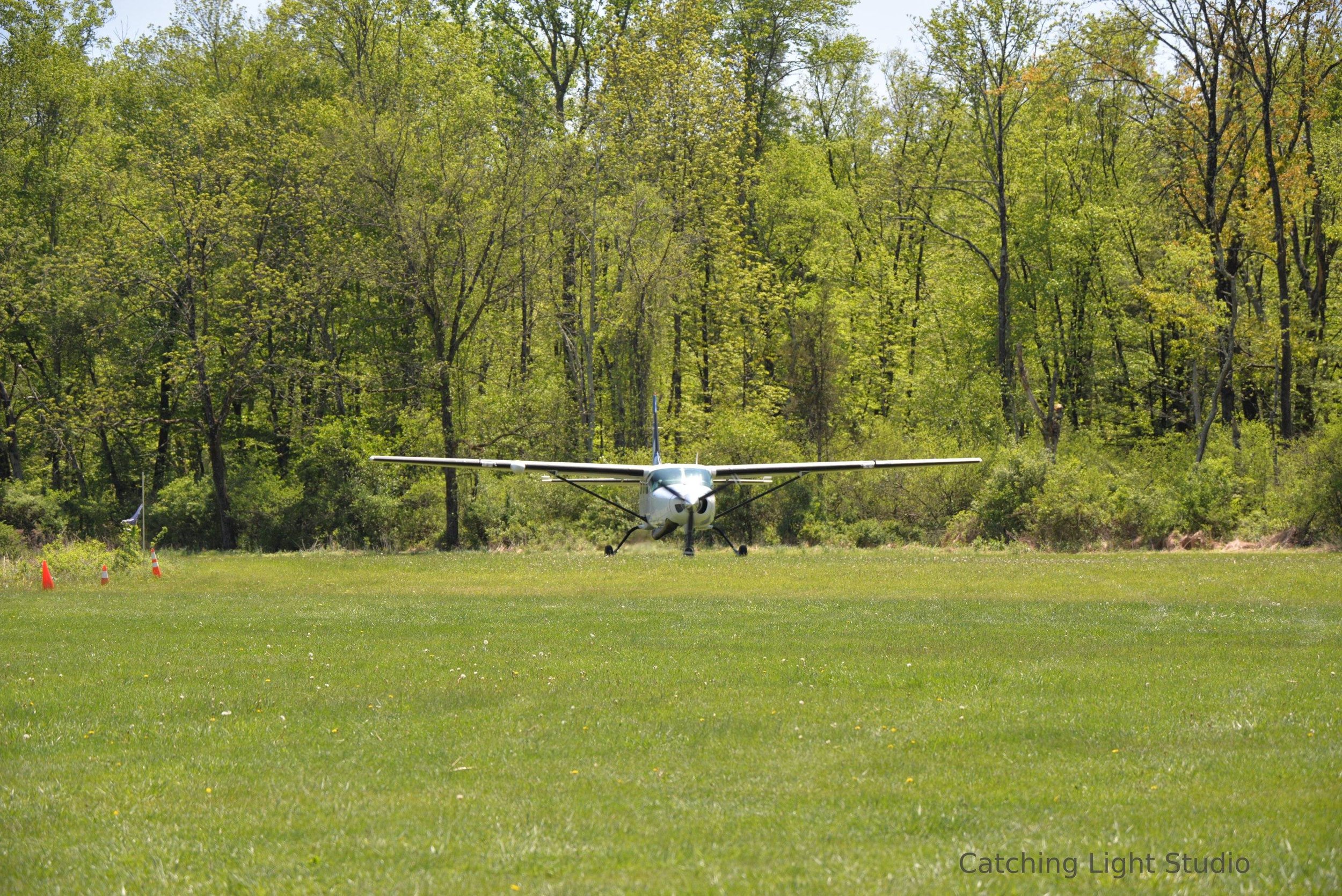 single-engine-plane-on-grass-runway-ready-for-takeoff