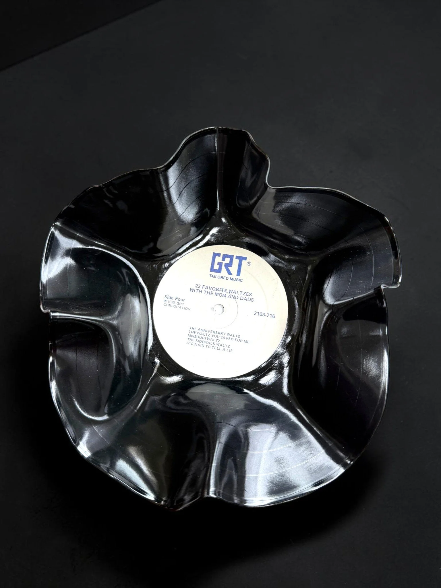 Hand-sculpted vinyl record "1973 The Best of Country Music"