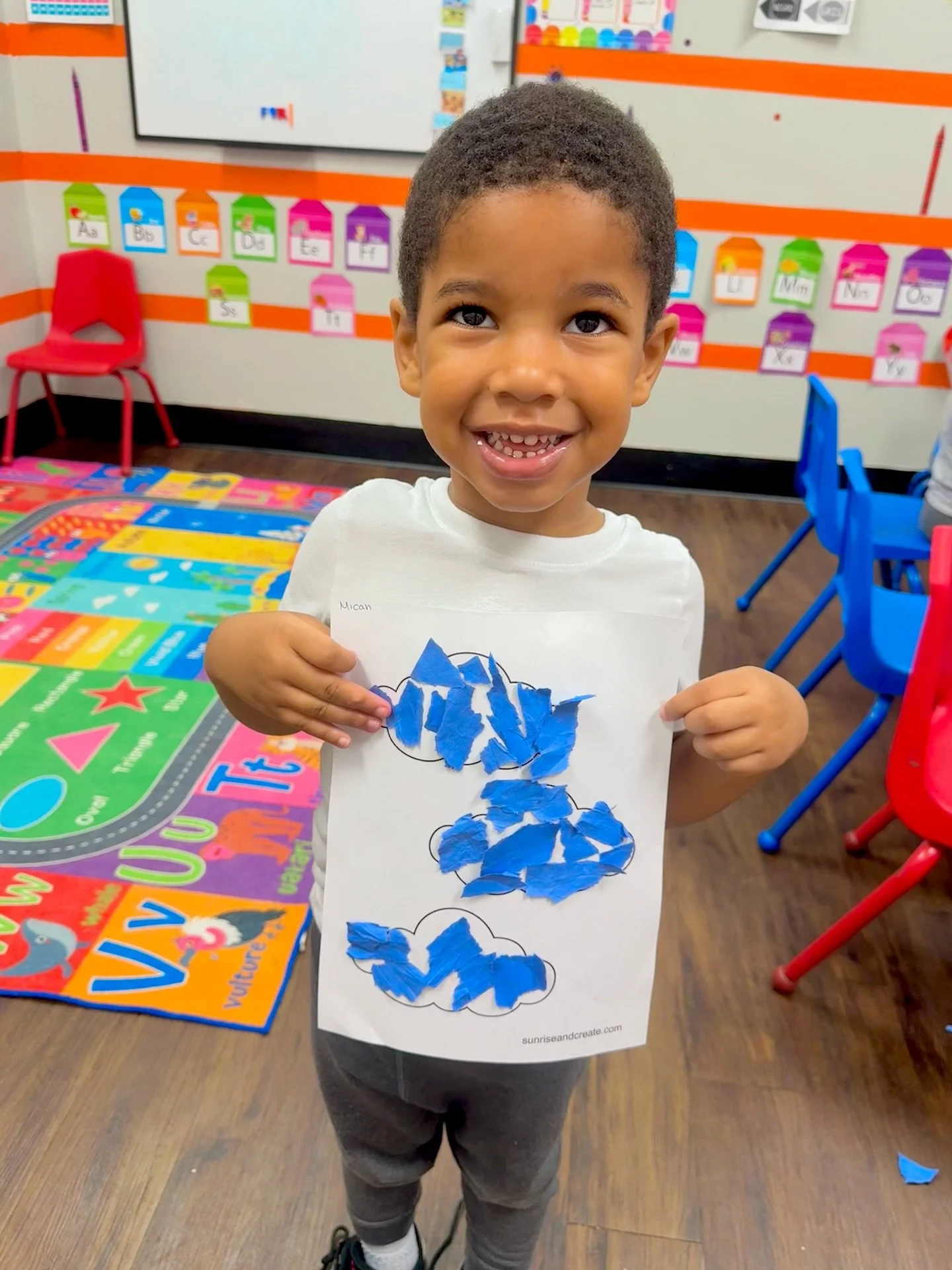 😆Smiles, laughter, and lots of learning happening here! 🖍️📚Take a peek at our week! 

✨Enroll NOW at our performing arts preschool!
We learn through play, dance, sports, and music.🎶 💃🪩🎨
Our curriculum is offered in Spanish, English, and ASL. J