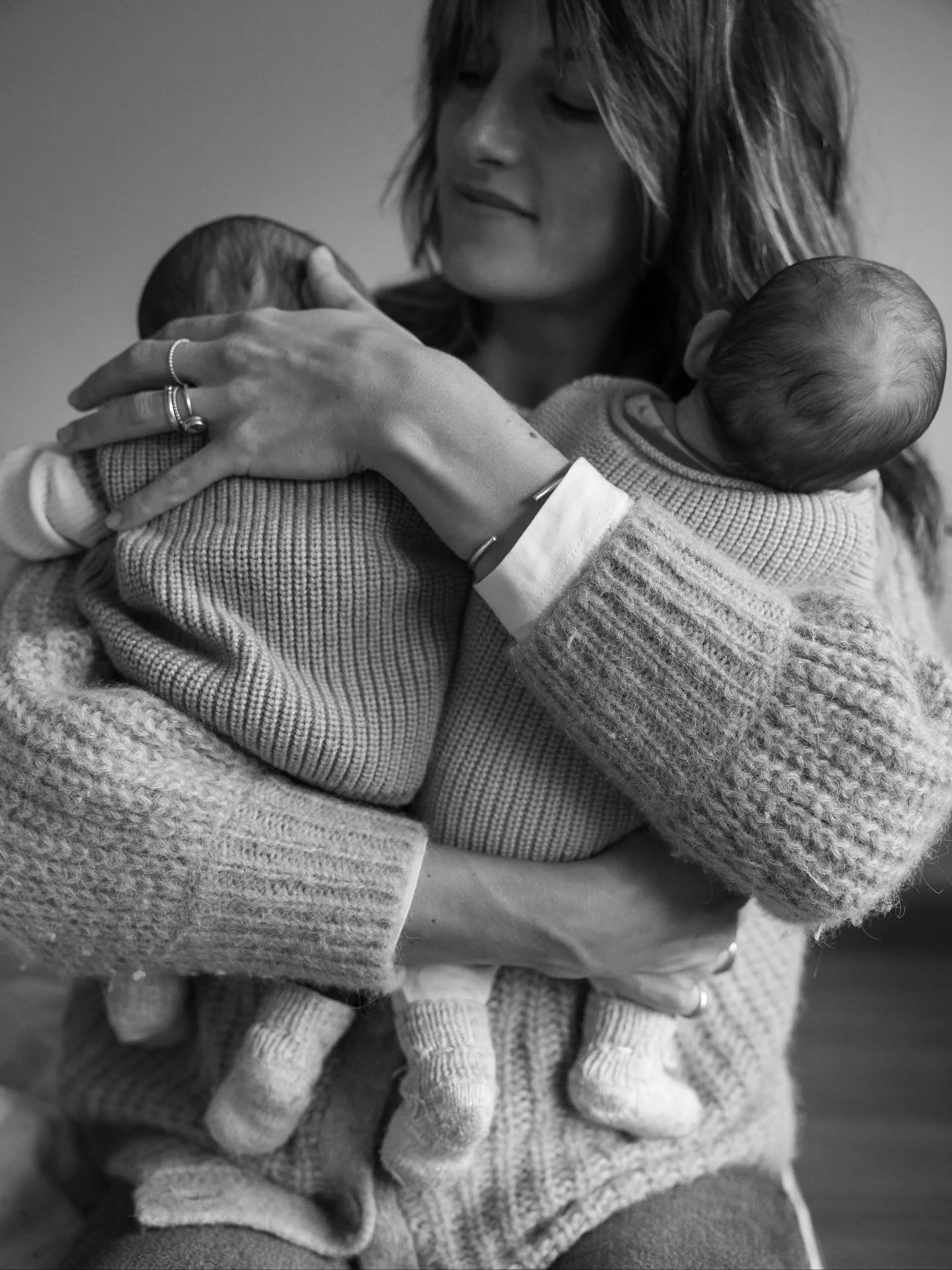 11/25 - Laura and her twins ✨

#motherhood #mothermusemag #wearememorycult #documnetaryphotography #canondeutschland #documentaryfamilyphotographer