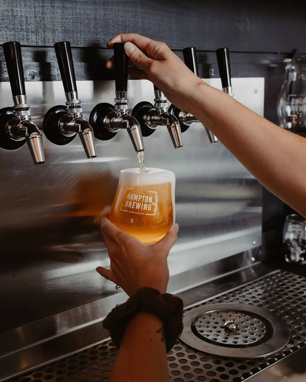 New hours, same great beer.
Colder nights = warmer vibes πΊπ₯
π Mon–Tues: 4–9
π Wed–Thurs: 4–10
π Fri–Sat: 12–10
π Sun: 12–6
See you this cozy season at the taproom π
πΈ @mathieusavidant 
#hamptonbre