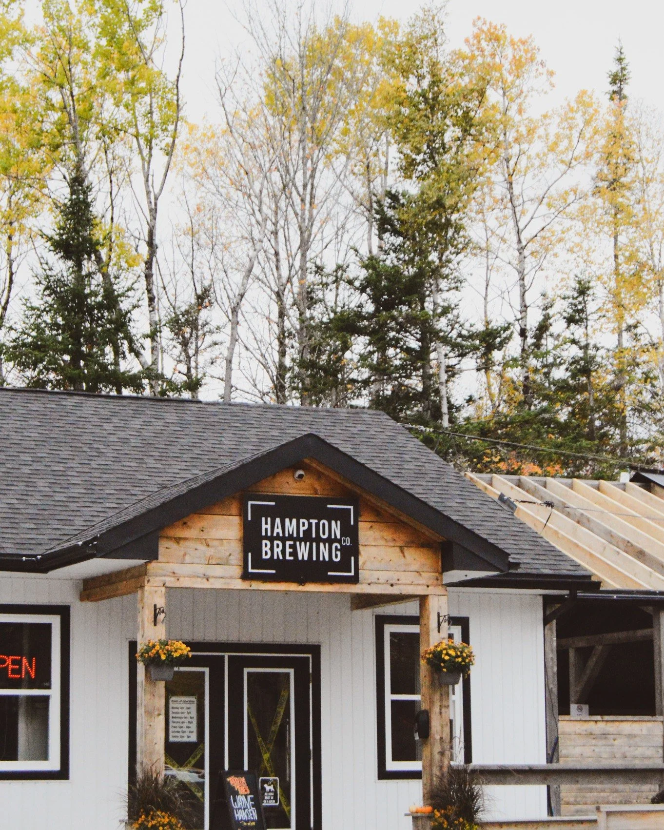 We can’t rake the leaves fast enough…fall’s looking way too good π
π€ TONIGHT: @jamesmullinger & @ethanashmusic @ 7PM
πΆ SATURDAY: Lily Alexander @ 7PM
πΉ SUNDAY: Caesar Sunday made with @devilskeepdistillery  Vodka or Gin
#