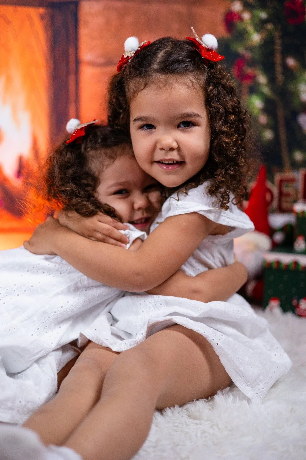 Portrait d’enfant devant la cheminée de Noël