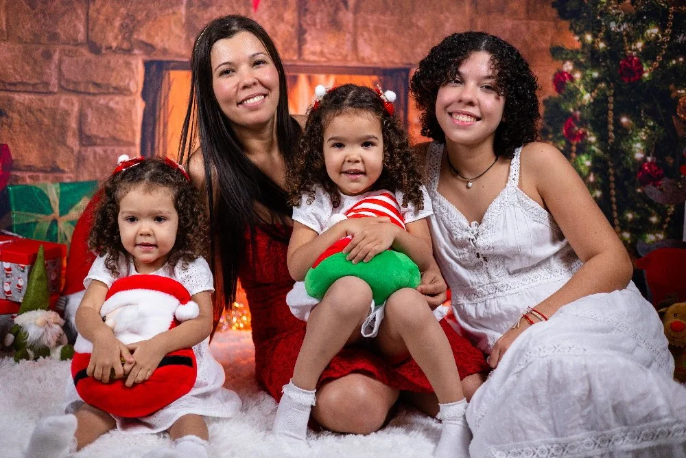 Mère et enfants posant dans un décor de Noël au studio Bia Photo Paris