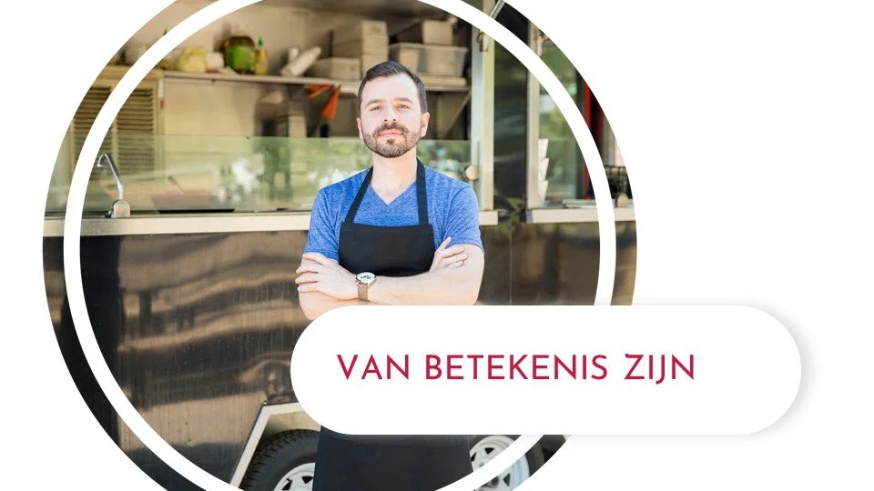 Een man met een spijkerbroek en een blauw T-shirt draagt een zwart schort en staat met gekruiste armen voor een foodtruck, met de tekst 'Van betekenis zijn' op de afbeelding.