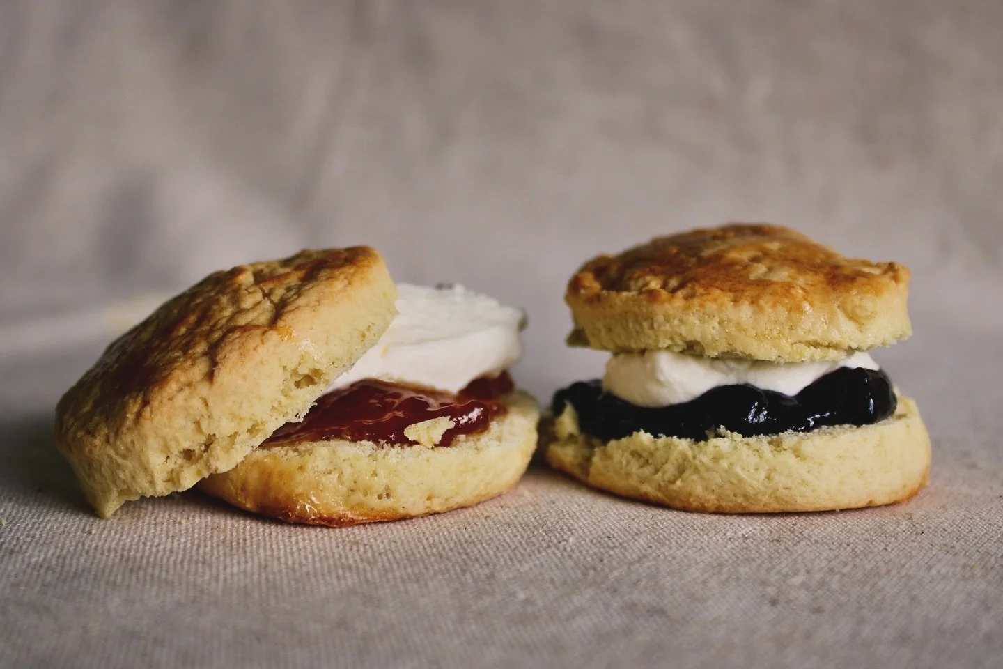 &ldquo;Jam first of cream first? 🤔 Wij zeggen: allebei! 😍
Bestel nu! 
www.steffies-hightea.nl

🩷🩷🩷

#hightea #lekkereten #zoetetrek #genieten #theetijd #scones #foodie #gezelligheid #knus #rotterdam #gouda #krimpenaandelek #krimpenaandeijssel #c