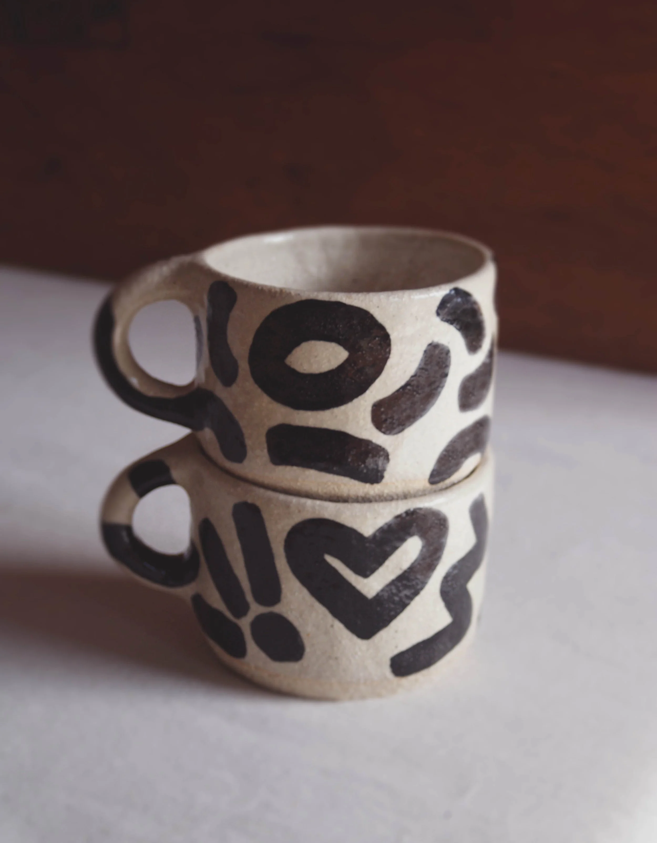 EDI_MUG_SHORT_TEA_COFFEE-CERAMIC-HANDMADE_CREAM_BLACK_01.jpg