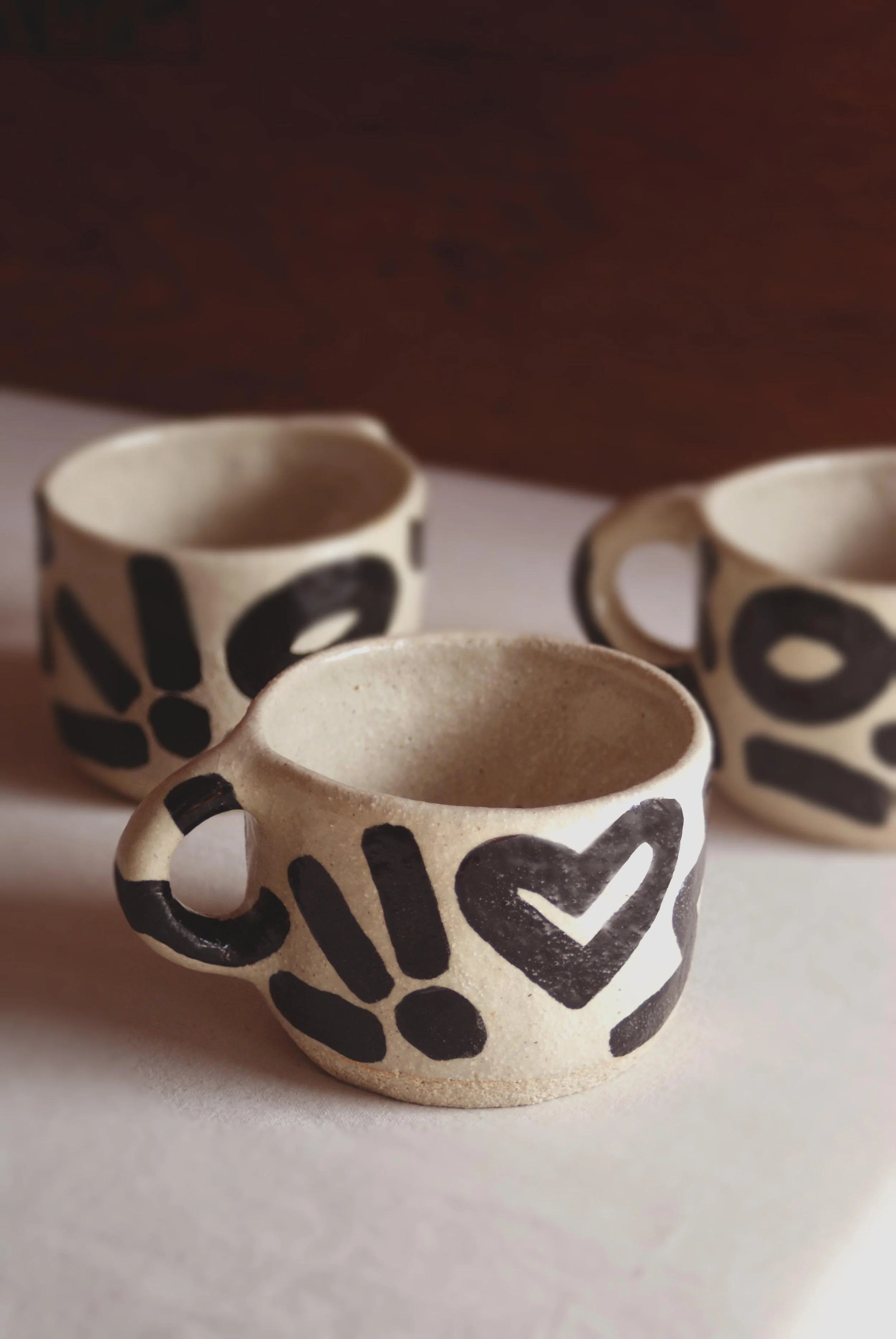 EDI_MUG_SHORT_TEA_COFFEE-CERAMIC-HANDMADE_CREAM_BLACK_03.jpg