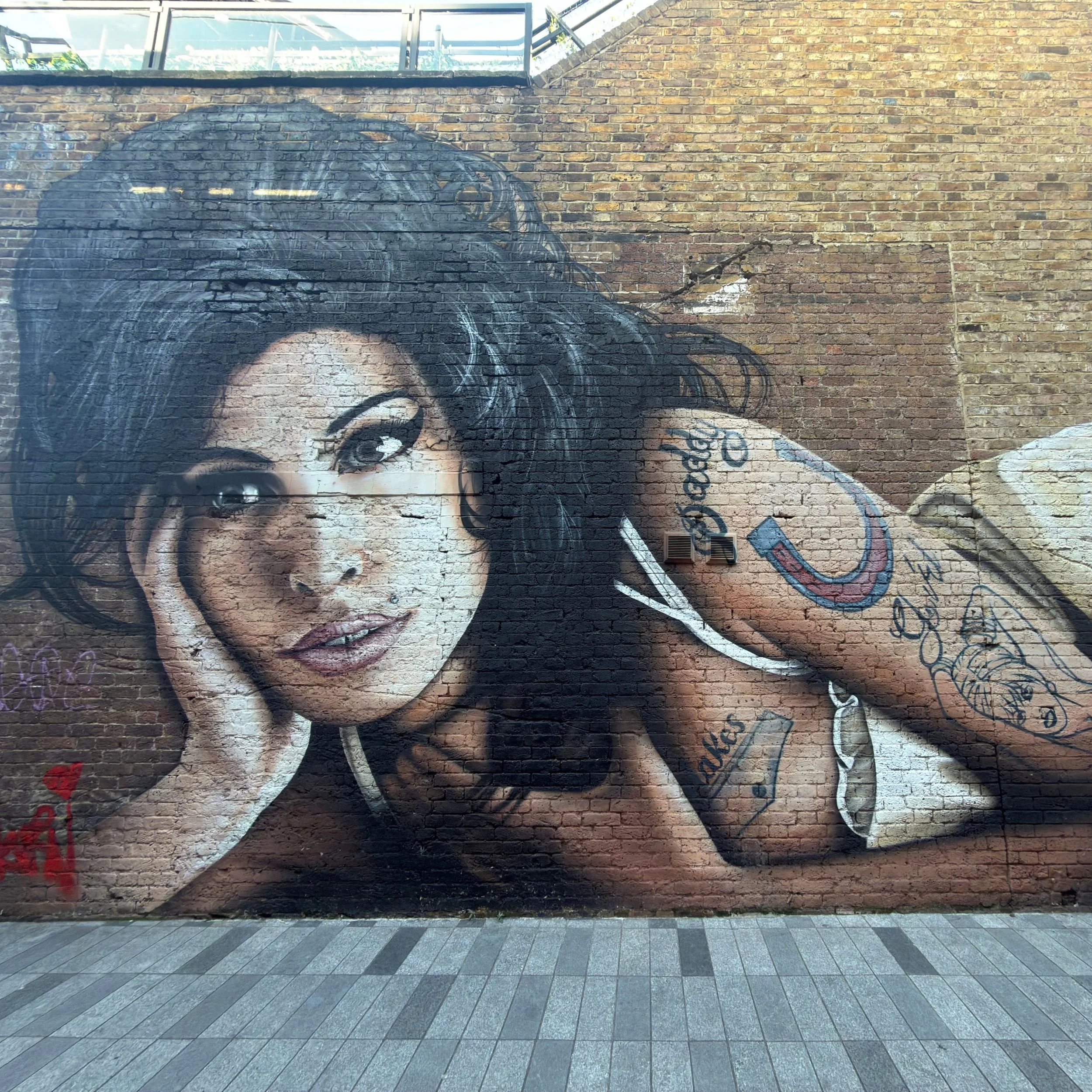 fresque d’Amy Winehouse sur le mur arrière du Hawley Arms à Camden Town à Londres