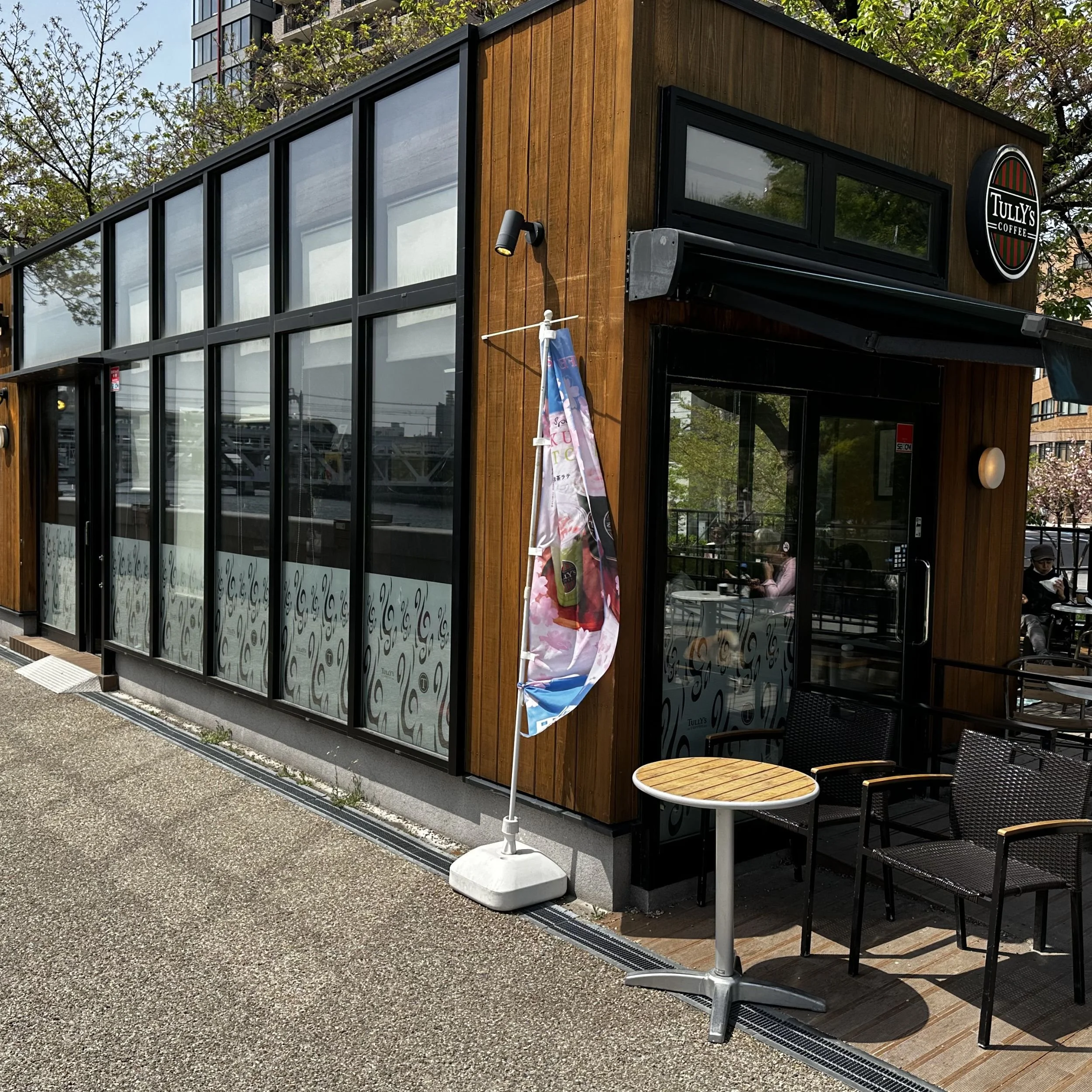 Exterior of a Tully’s Coffee café in Tokyo with wooden façade and outdoor seating