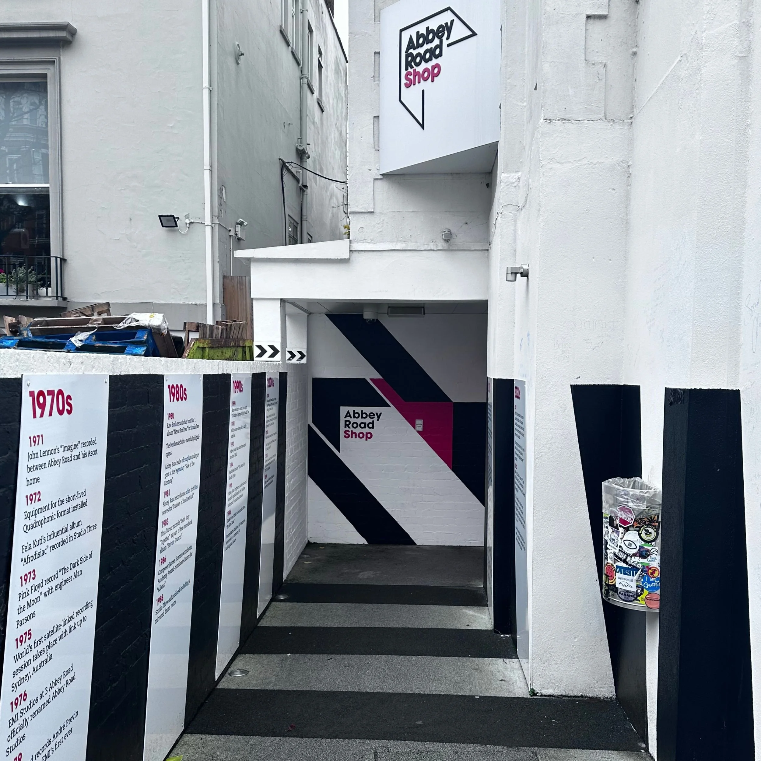 Entrada do Abbey Road Shop ao lado dos Abbey Road Studios em Londres