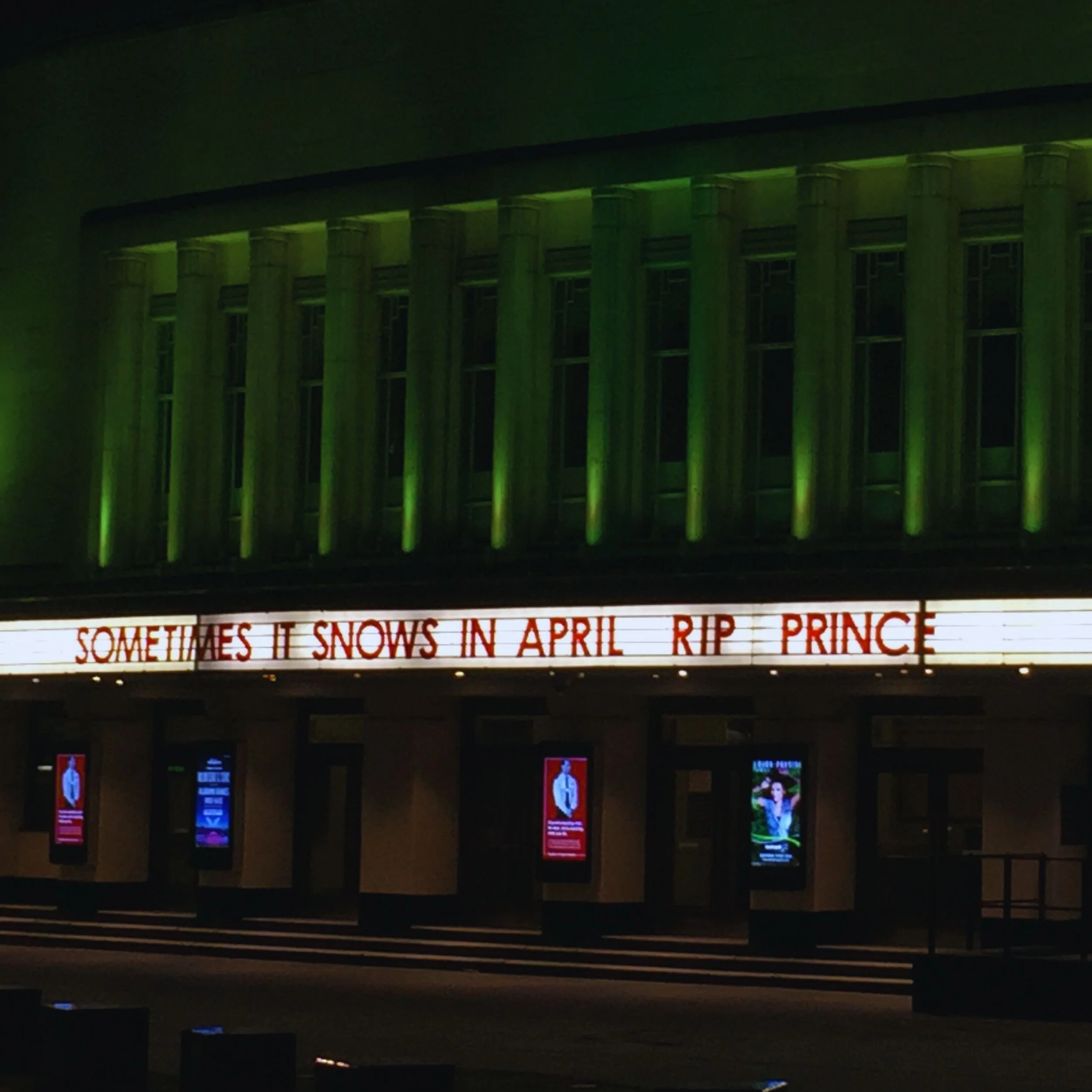 façade du Hammersmith Apollo illuminée de nuit avec un hommage à Prince à Londres