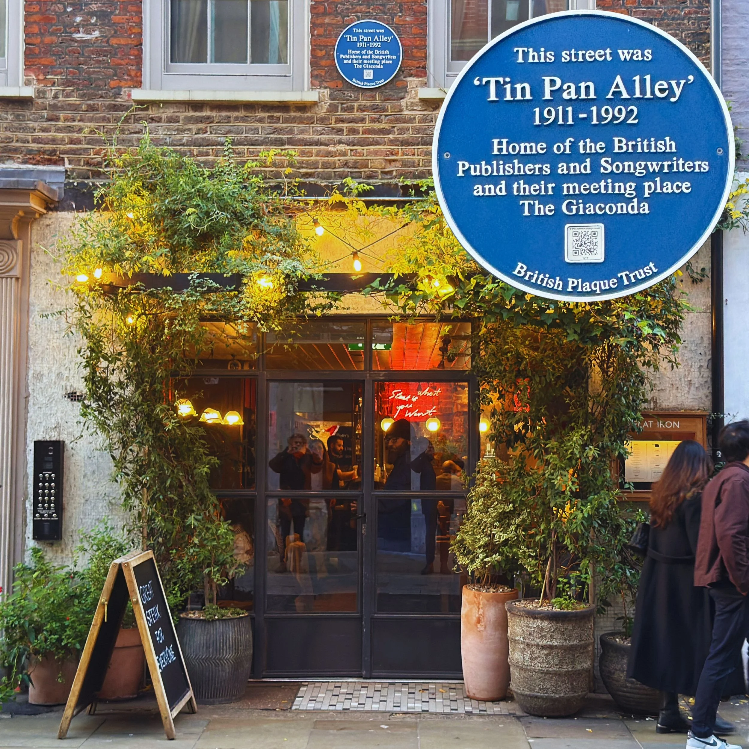 plaque Tin Pan Alley sur Denmark Street à Londres devant un ancien lieu d’éditeurs musicaux