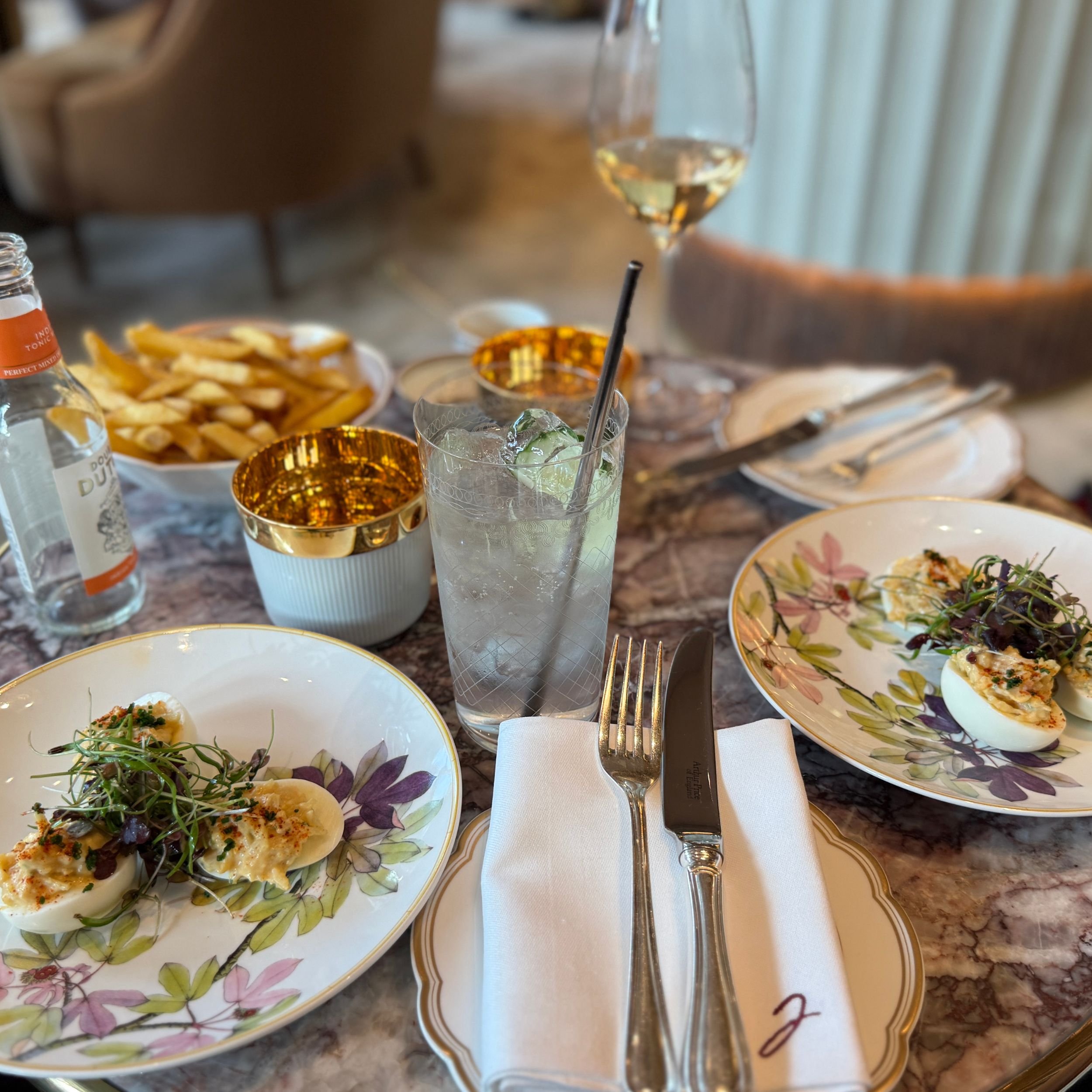 A table of beautiful plates and filled wine glasses at the Jaqueline restaurant