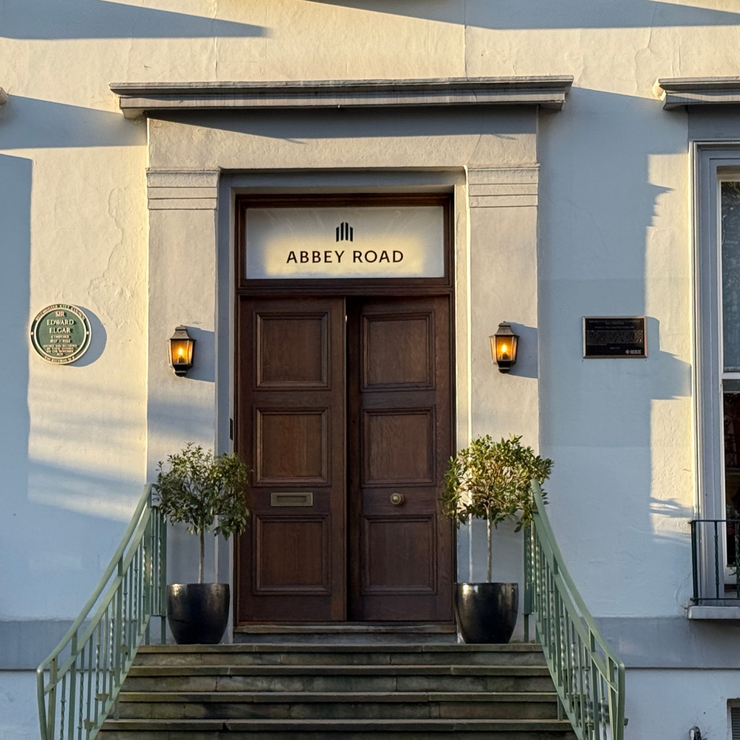 Entrada principal dos Abbey Road Studios em Londres, com a placa Abbey Road acima da porta