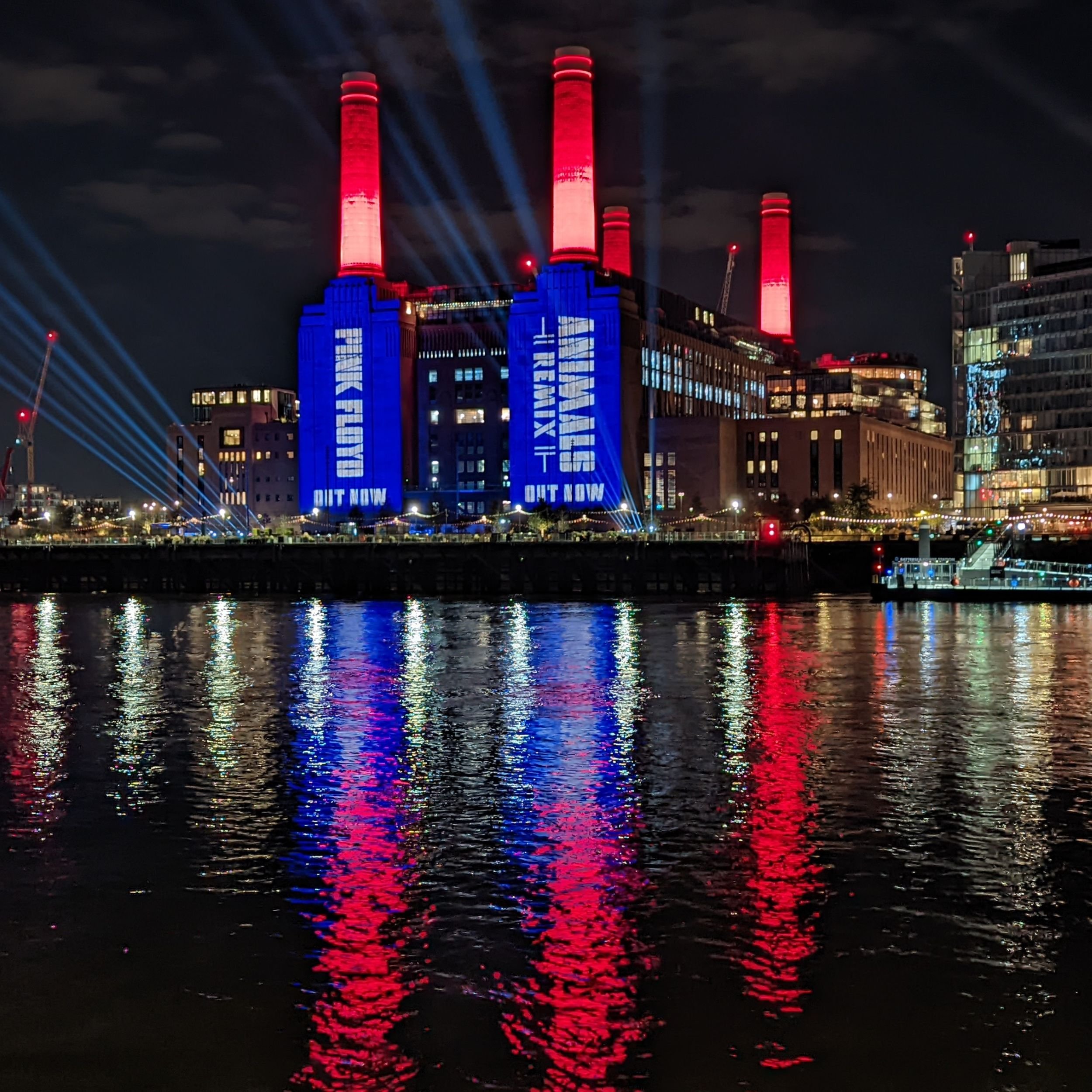 Battersea Power Station illuminée la nuit à Londres, lieu musical emblématique associé à l’album Animals de Pink Floyd