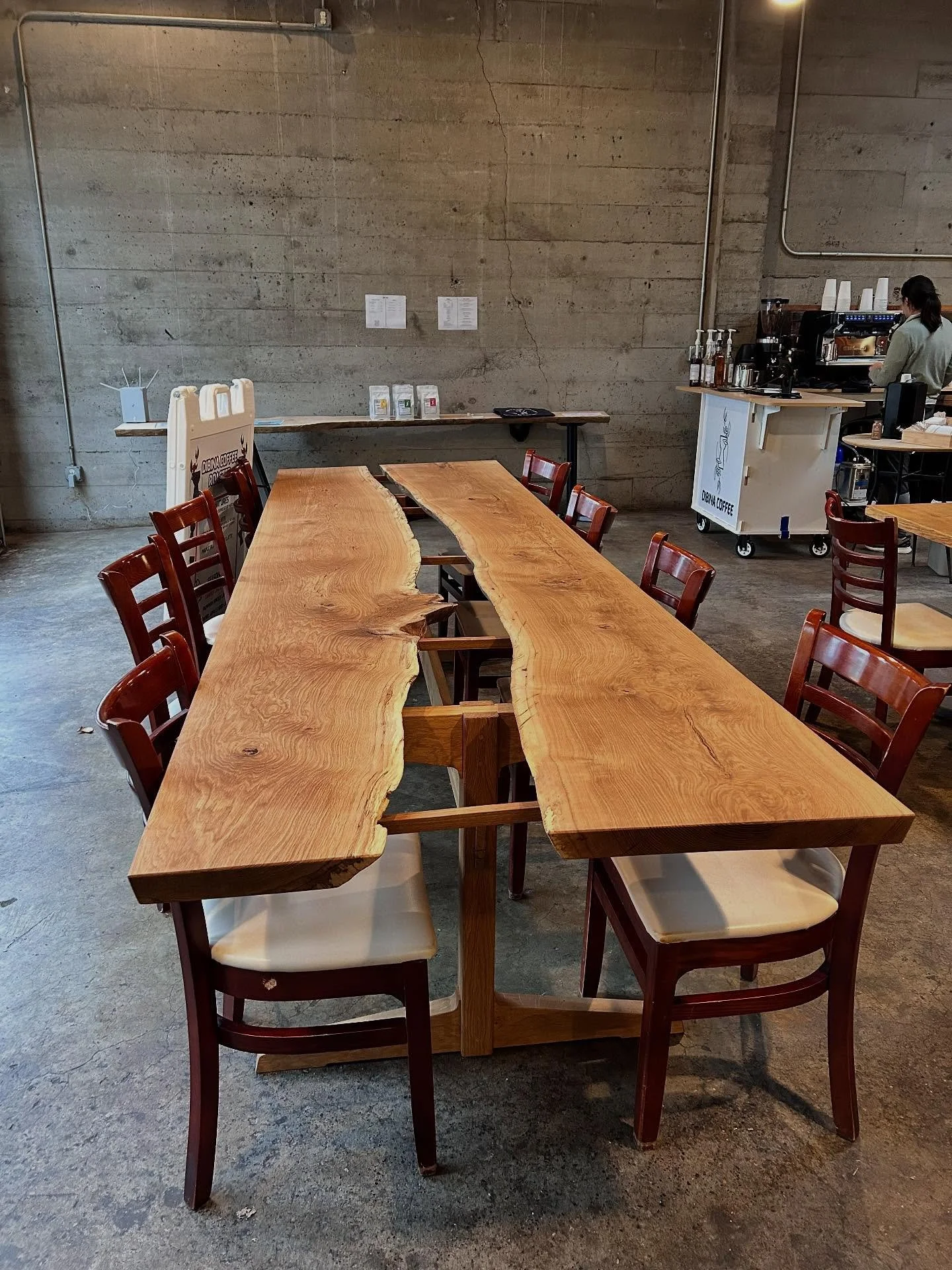 We share our showroom with @dibinacoffee and so we built this eleven foot white oak table for customers. I considered filling the center in some way, either with metal or filling it with gravel and succulents. Not epoxy though, not my style. In the e